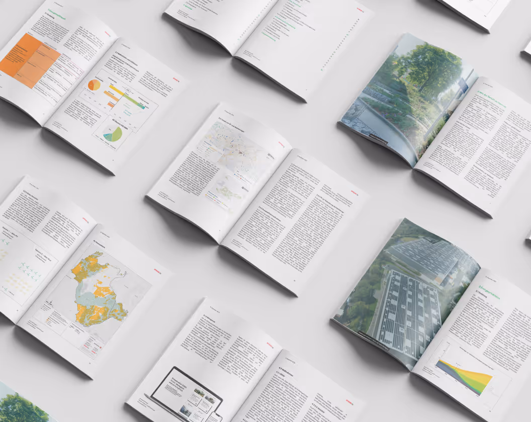 La gente junta las manos