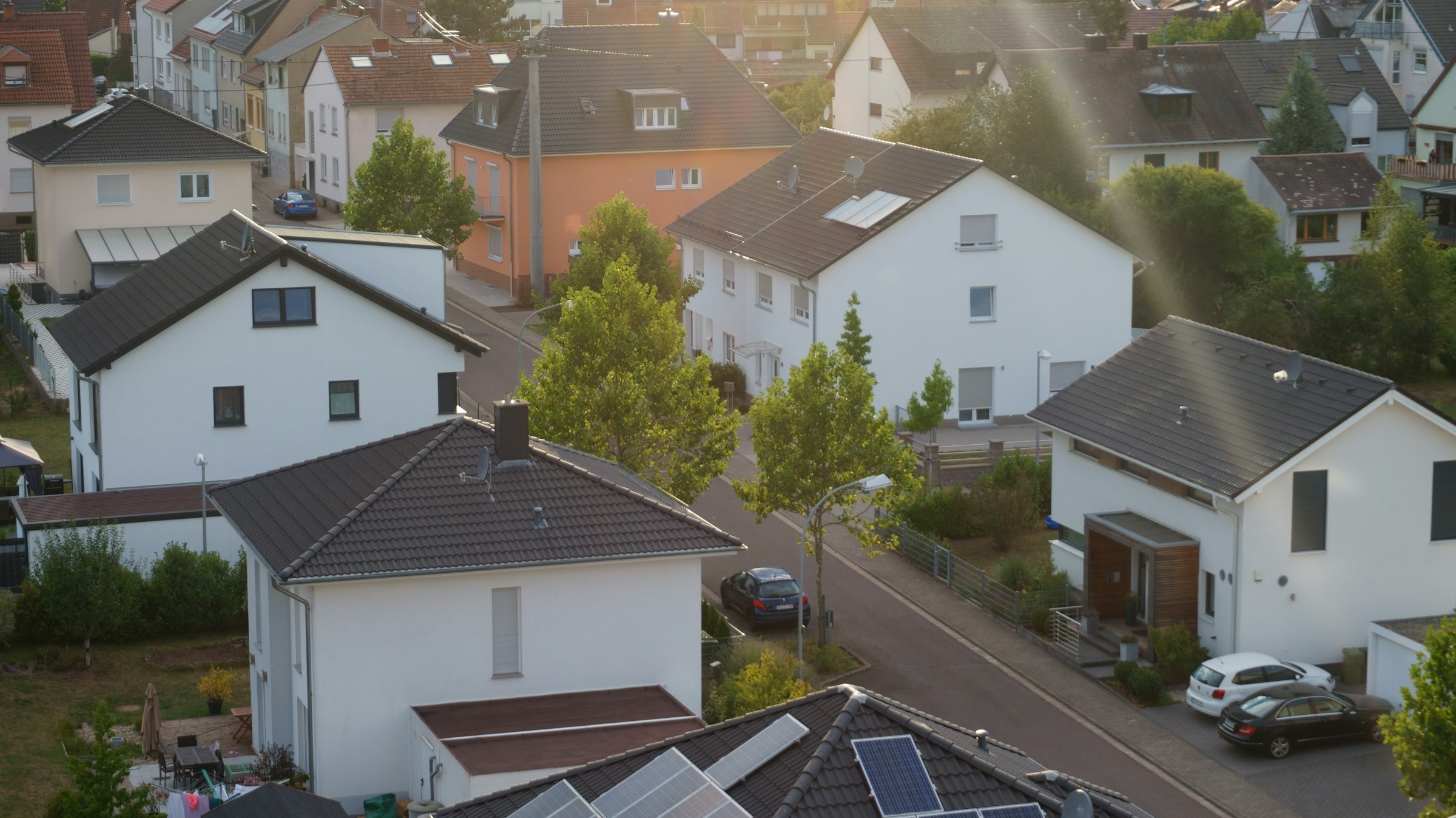 Wohnsiedlung mit Einfamilienhäusern und Solardächern
