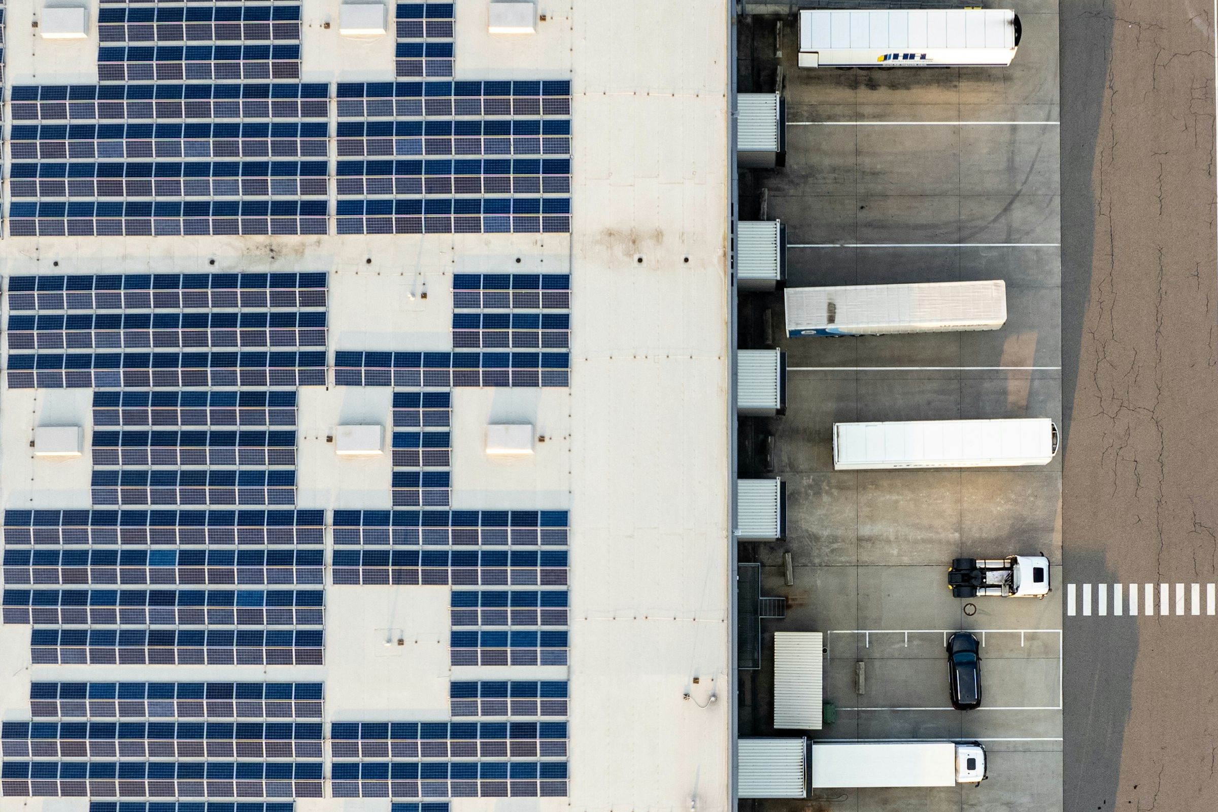 Gewerbehalle mit Photovoltaik von oben