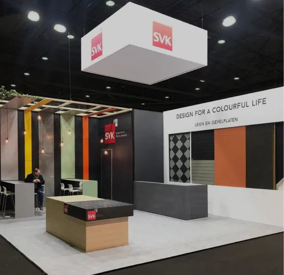 Stand van SVK met kleurrijke gevelpanelen op een beurs in Utrecht, opgebouwd door Plug n' Play