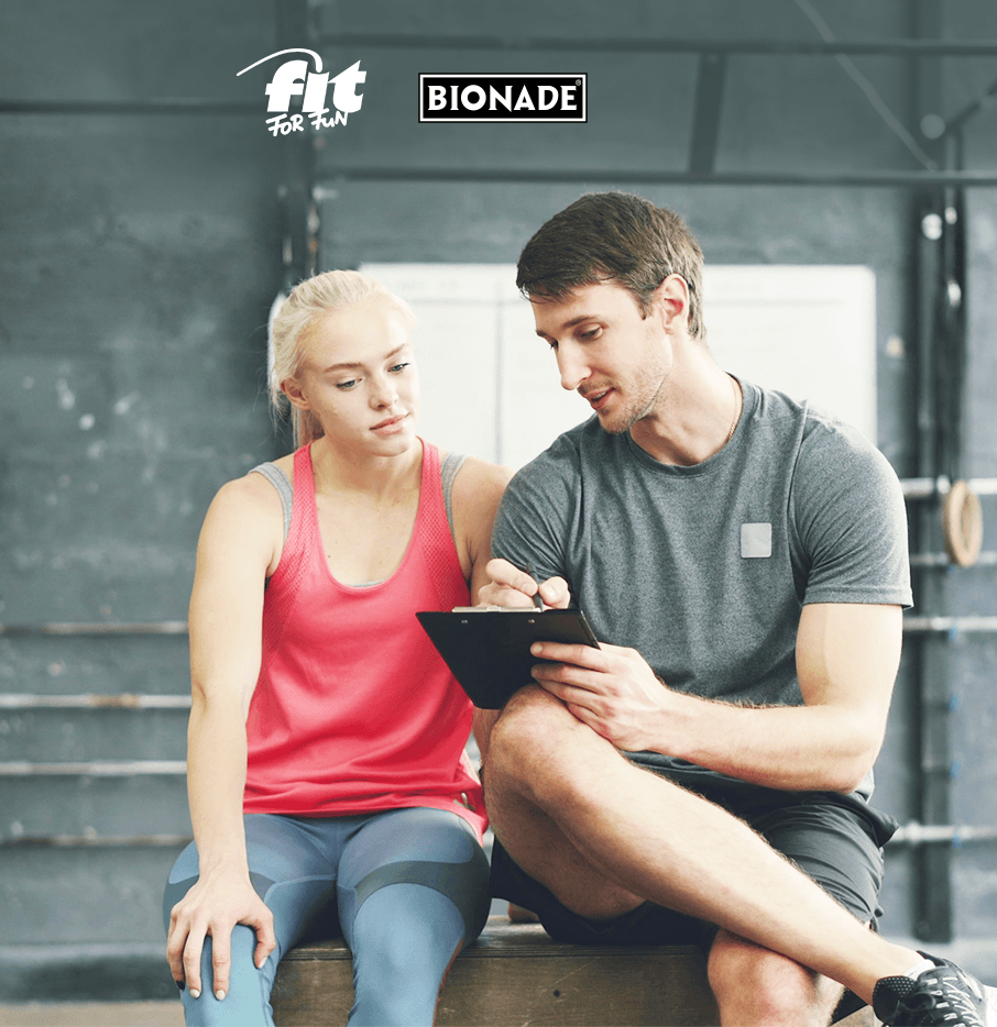 Personal Trainer mit Klientin