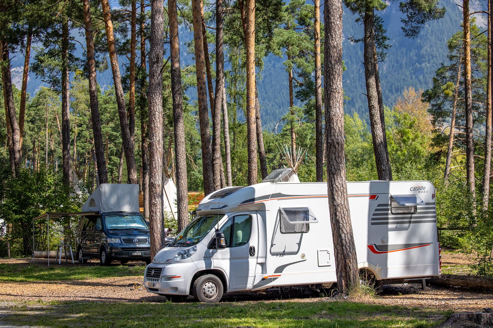 Stellplatz vor einem Campingplatz