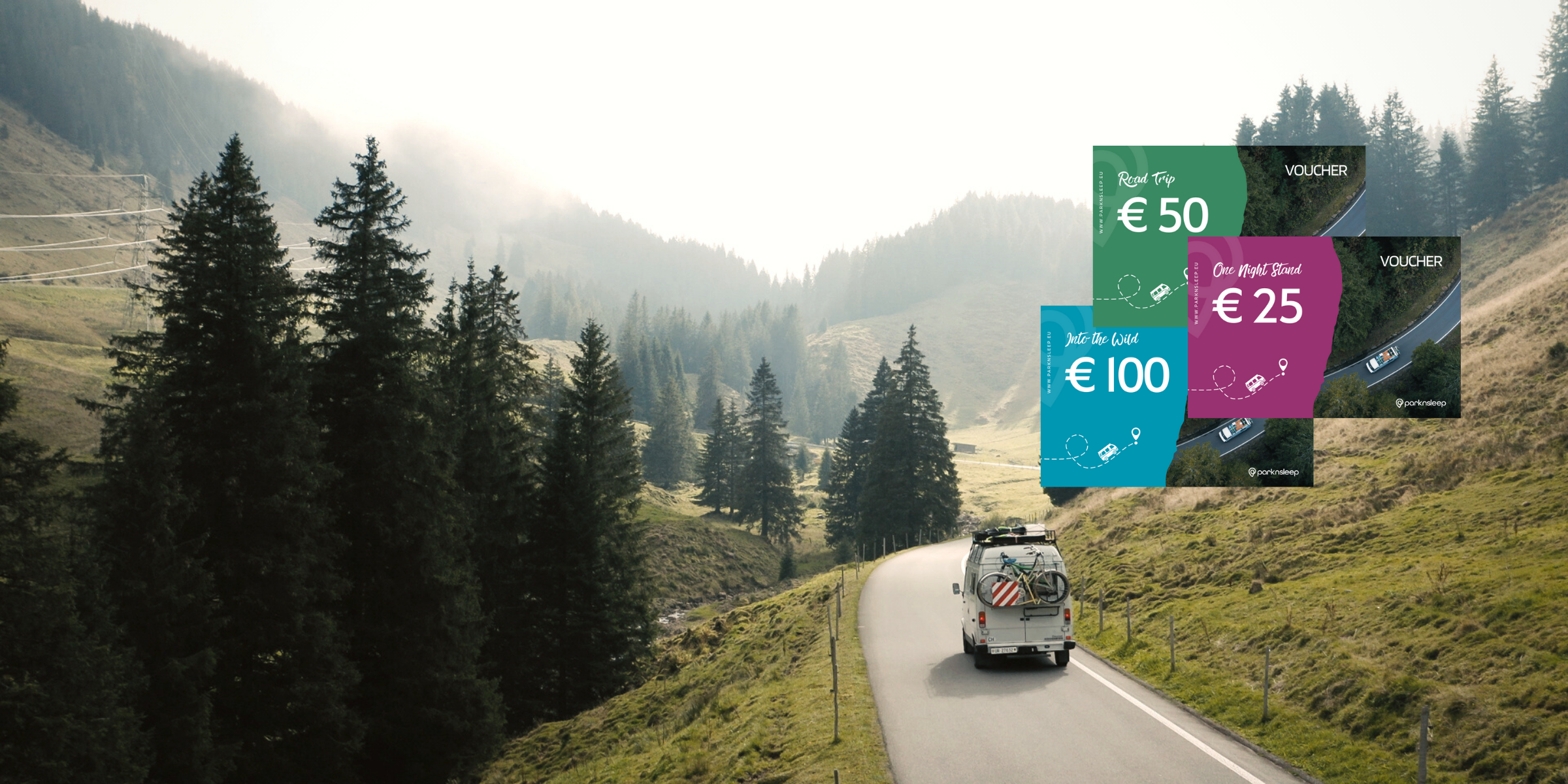 Campervan auf einer Bergstrasse mit Parkn'Sleep Gutscheinen über 25, 50 und 100 Euro