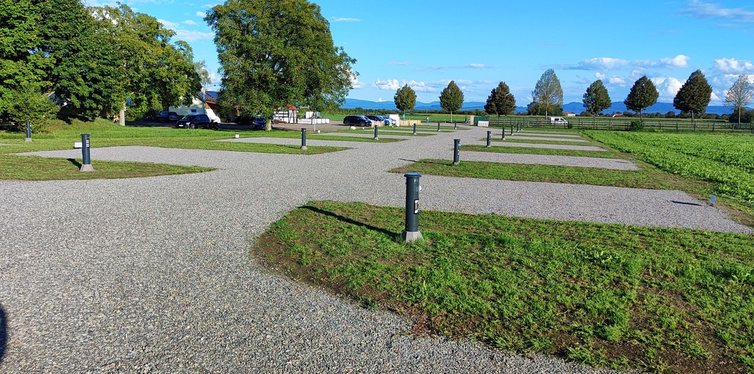 Stellplatzanlage mit Säulen auf Kiesplätzen