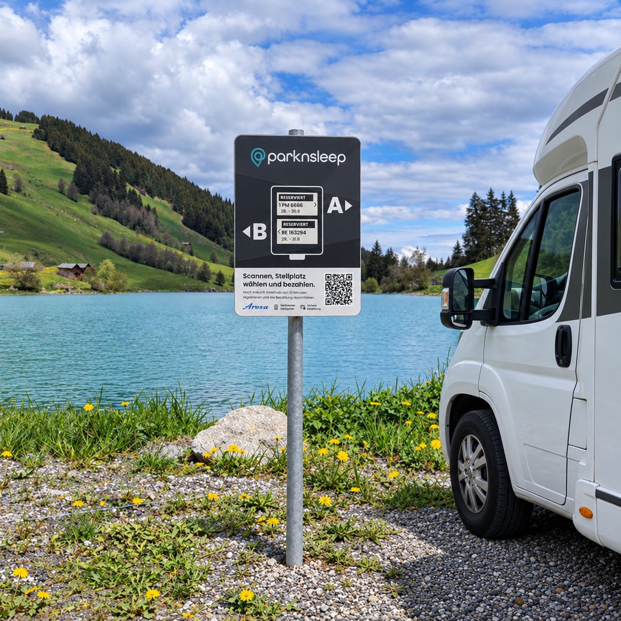 Parkn'Sleep-Schild mit Pitch-Control-Panel am Stellplatz am See: Reservationsanzeige für die Plätze A und B und QR-Code zum Einchecken