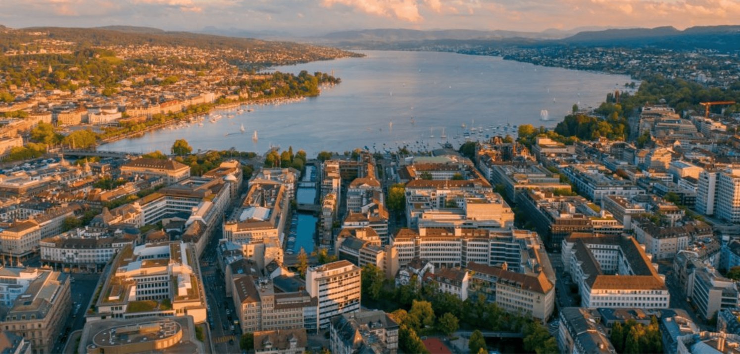 Blick über Zürich und den Zürichsee