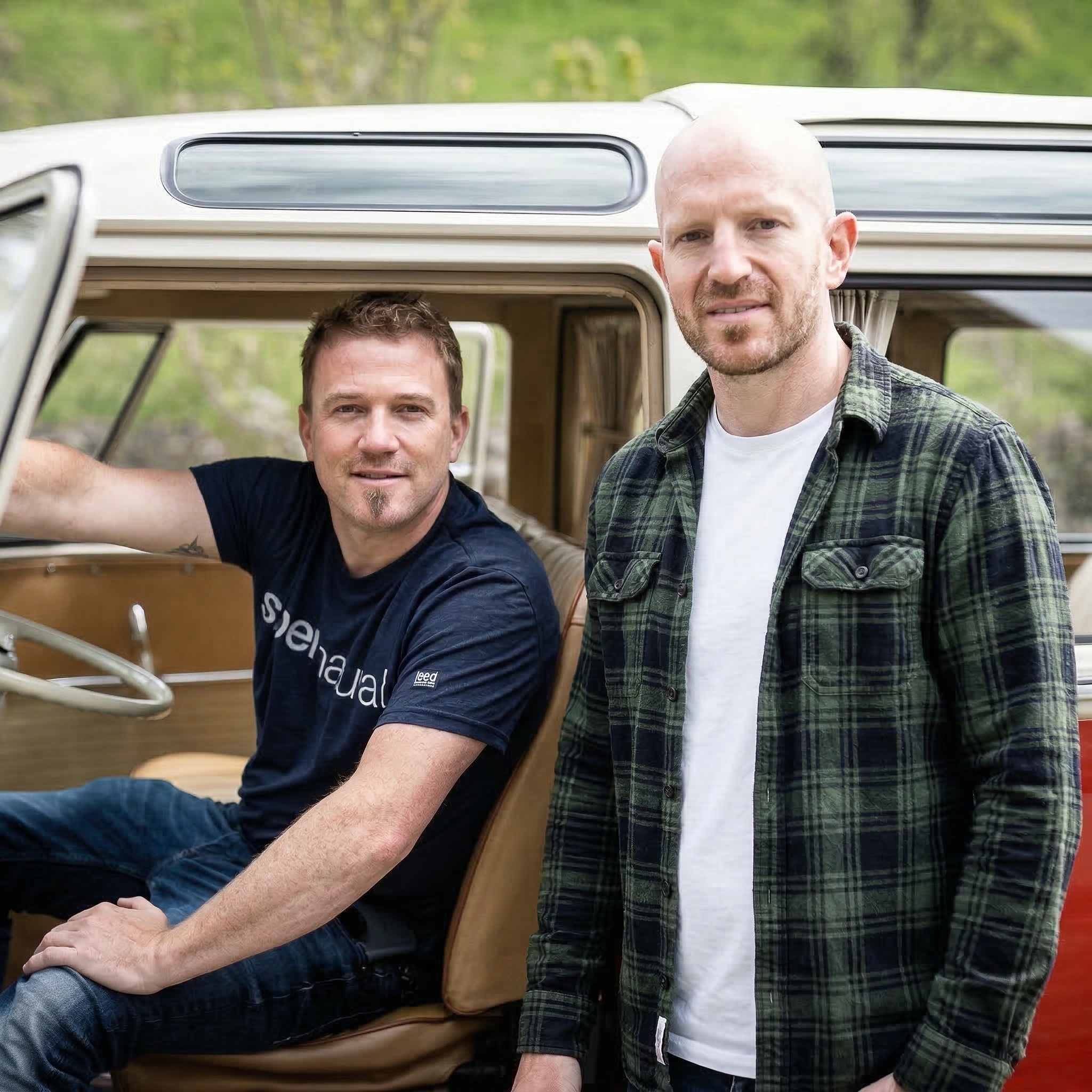 Lukas Imhof und Daniel Jäger, Initianten und Gründer der parknsleep AG, an ihrem VW-Bus