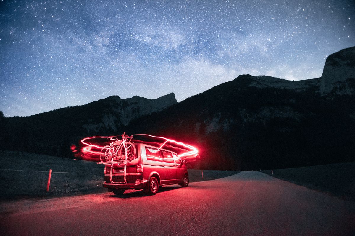 Camper unter Sternenhimmel in den Bergen