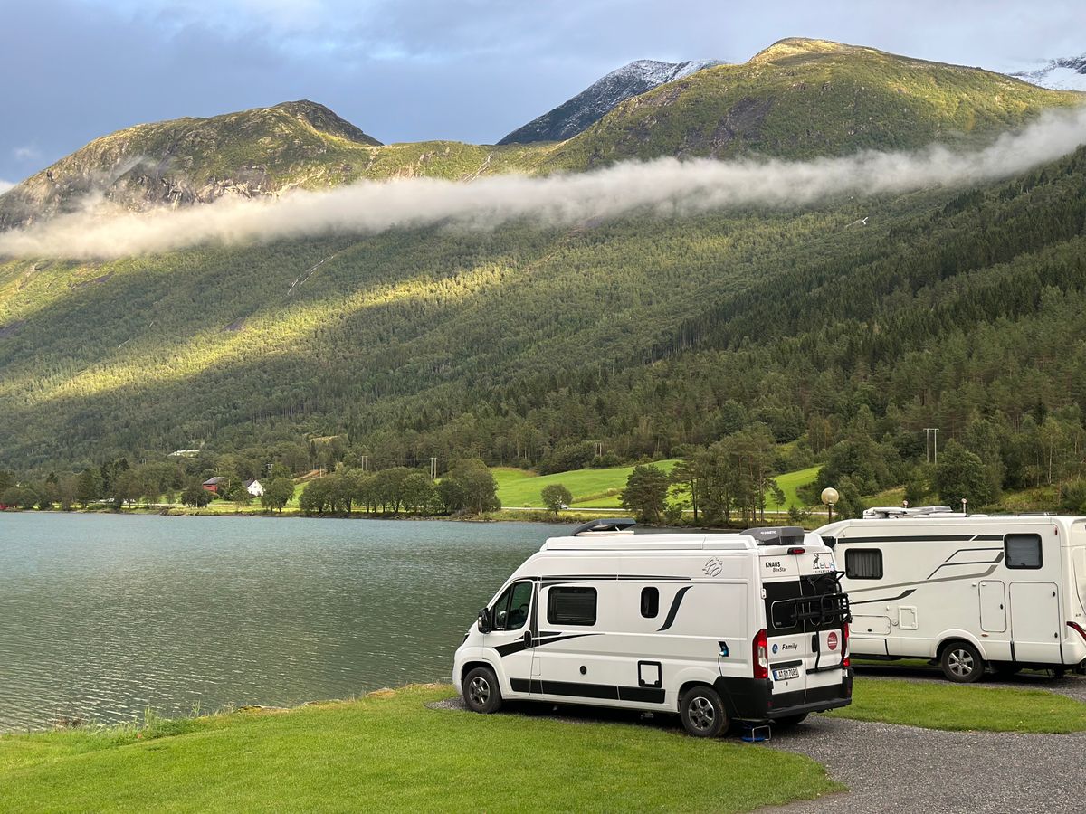 Camper an einem Bergsee