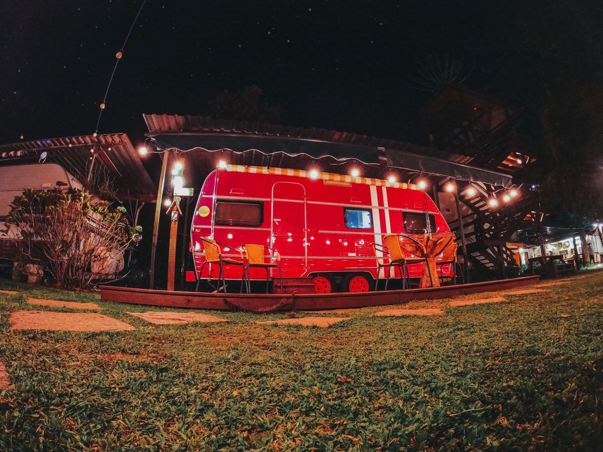 Beleuchteter Caravan bei Nacht auf dem Campingplatz