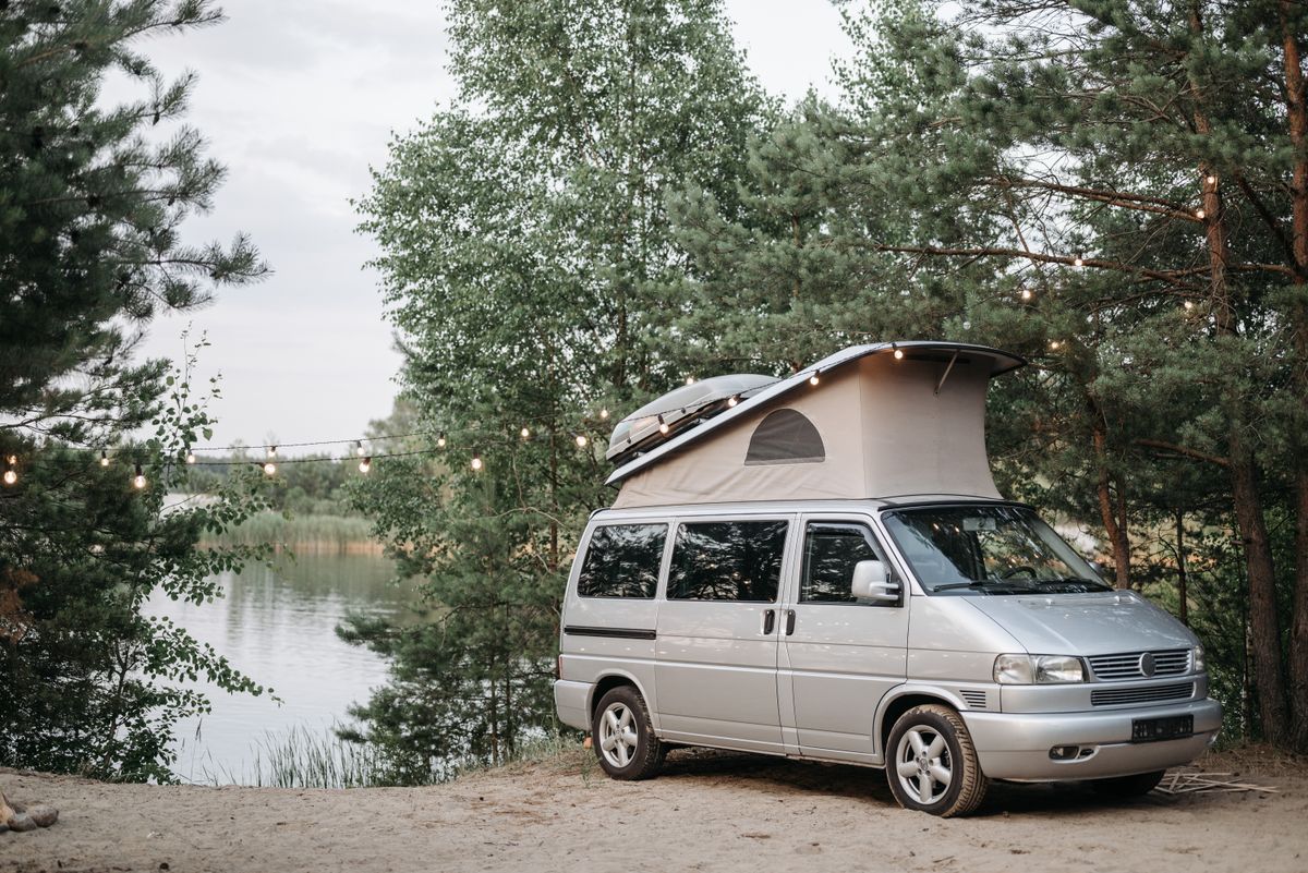 Campervan an einem See