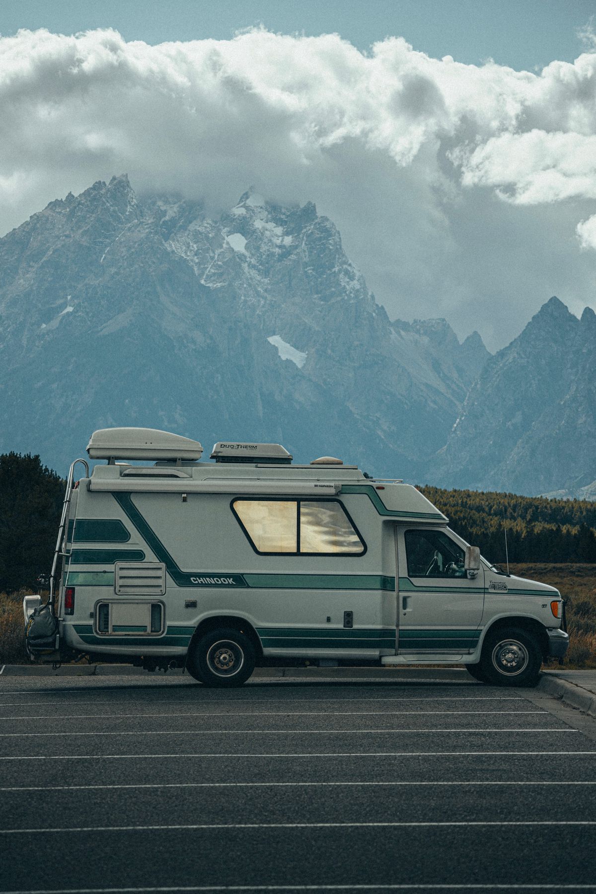 Camper auf einem Parkplatz mit Bergblick