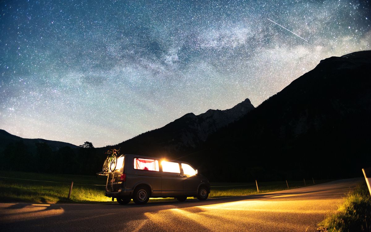 Camper in kalter Alpennacht unter der Milchstrasse