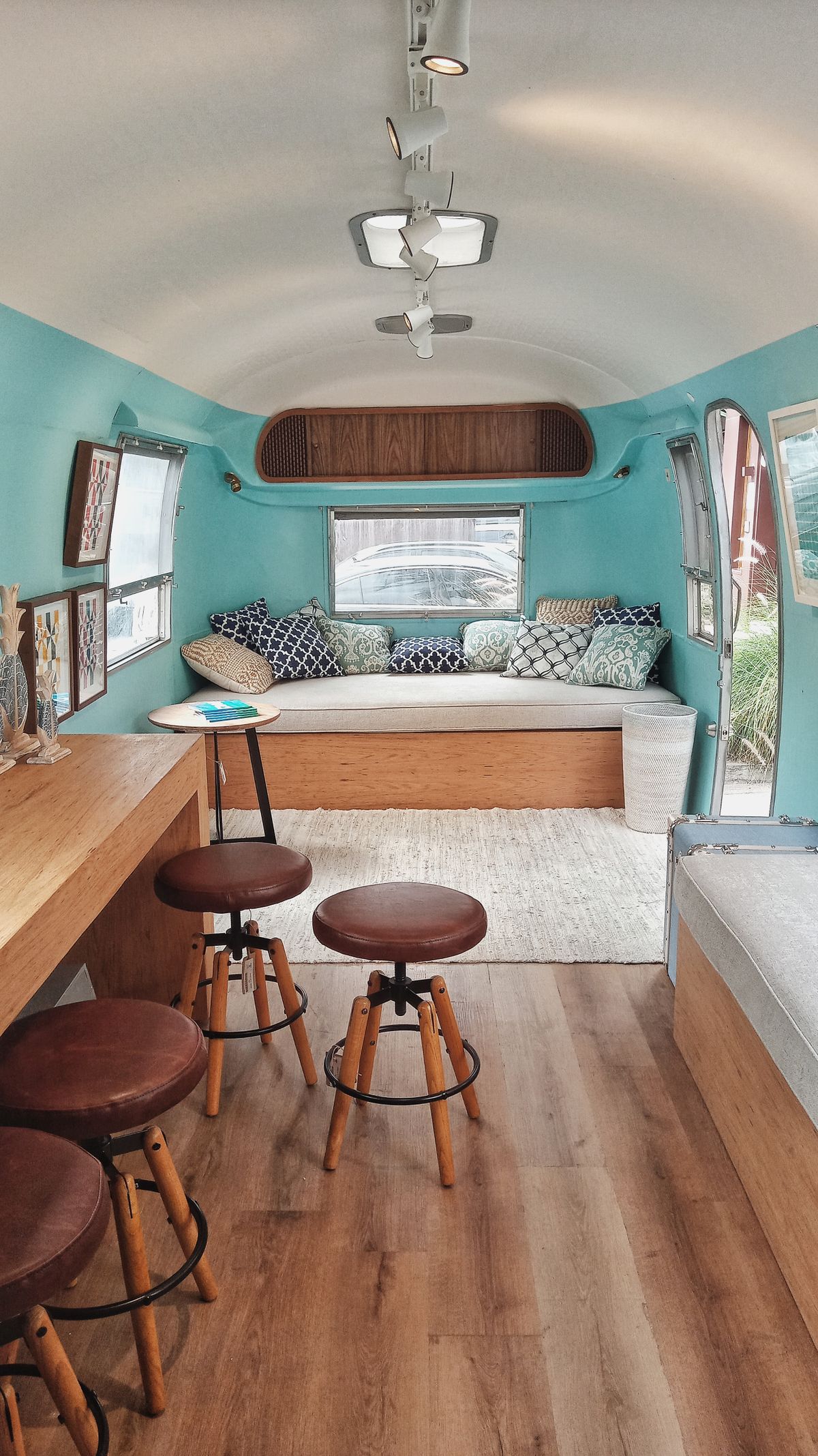 Selbst ausgebautes Camper-Interieur mit Holzboden