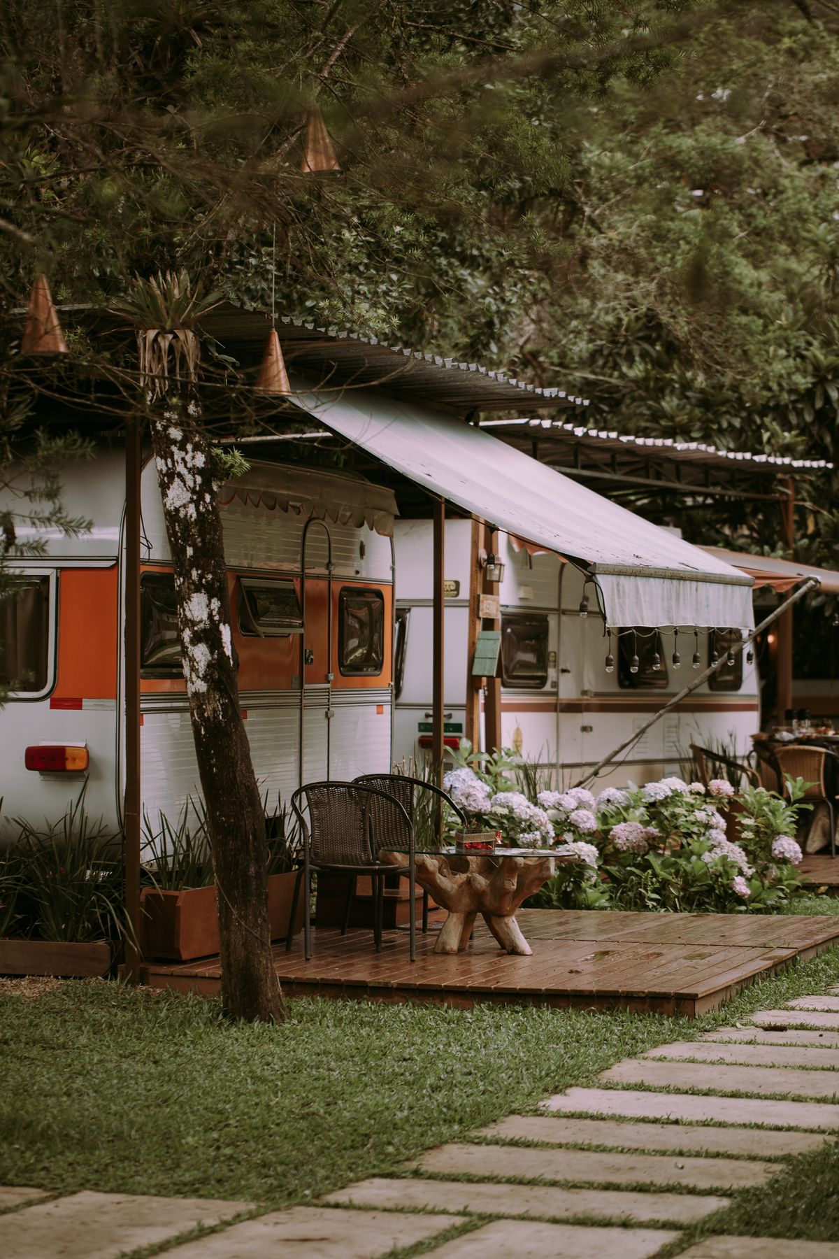 Caravan mit Markise im Grünen