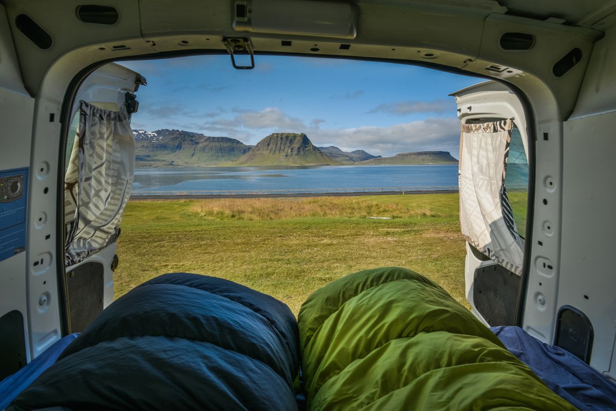 Blick aus dem Camper auf einen See