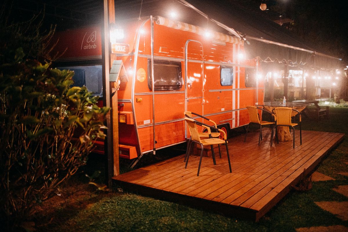 Van mit Holzterrasse am Abend
