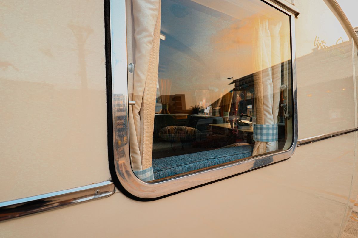 Camperfenster im Abendlicht