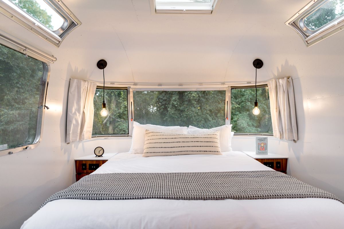 Bett in einem Wohnwagen