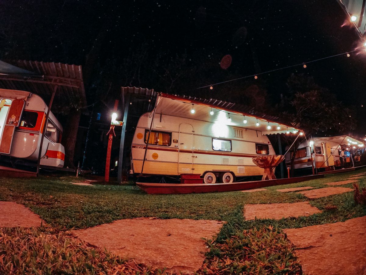 Beleuchtete Camper bei Nacht