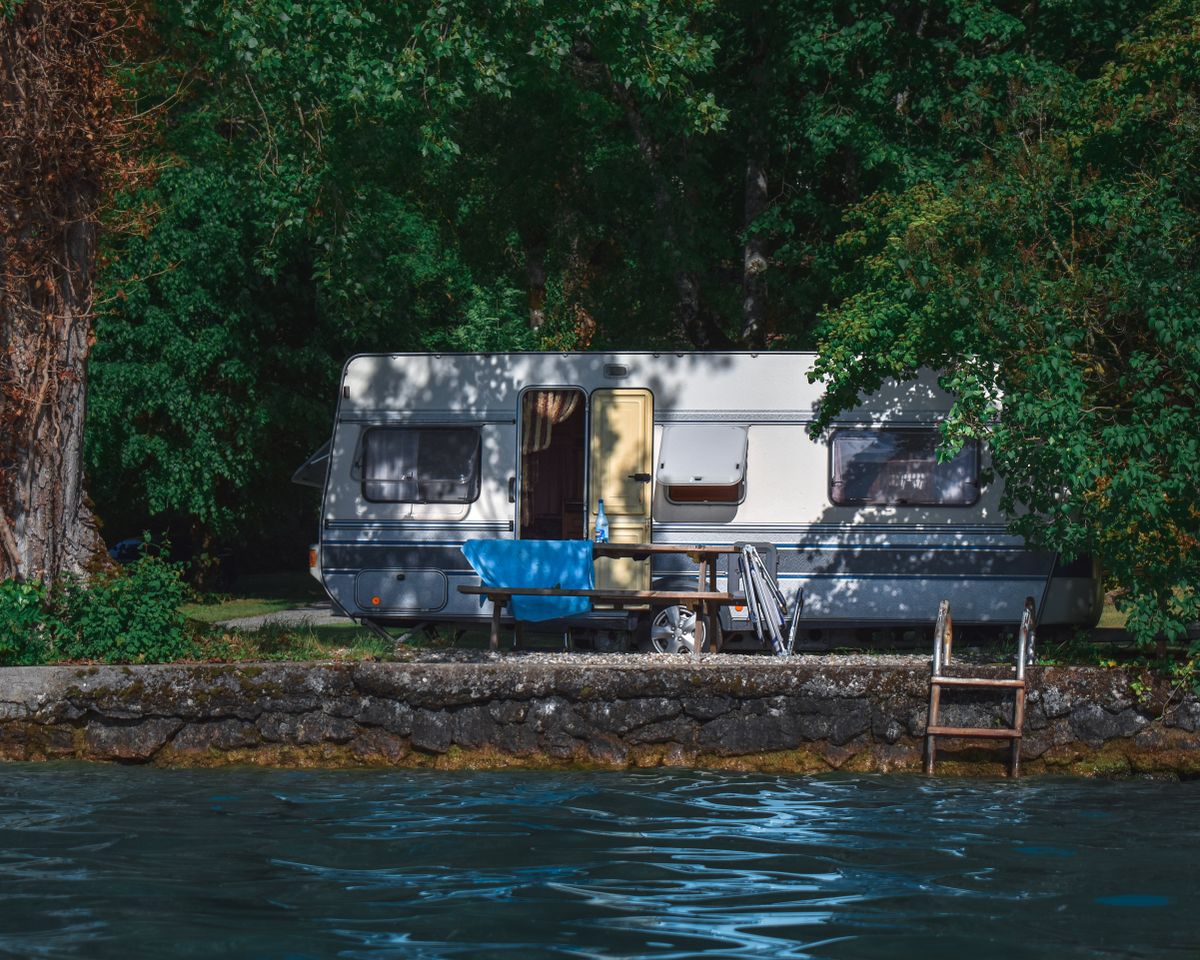 Campervan an einem See in Europa