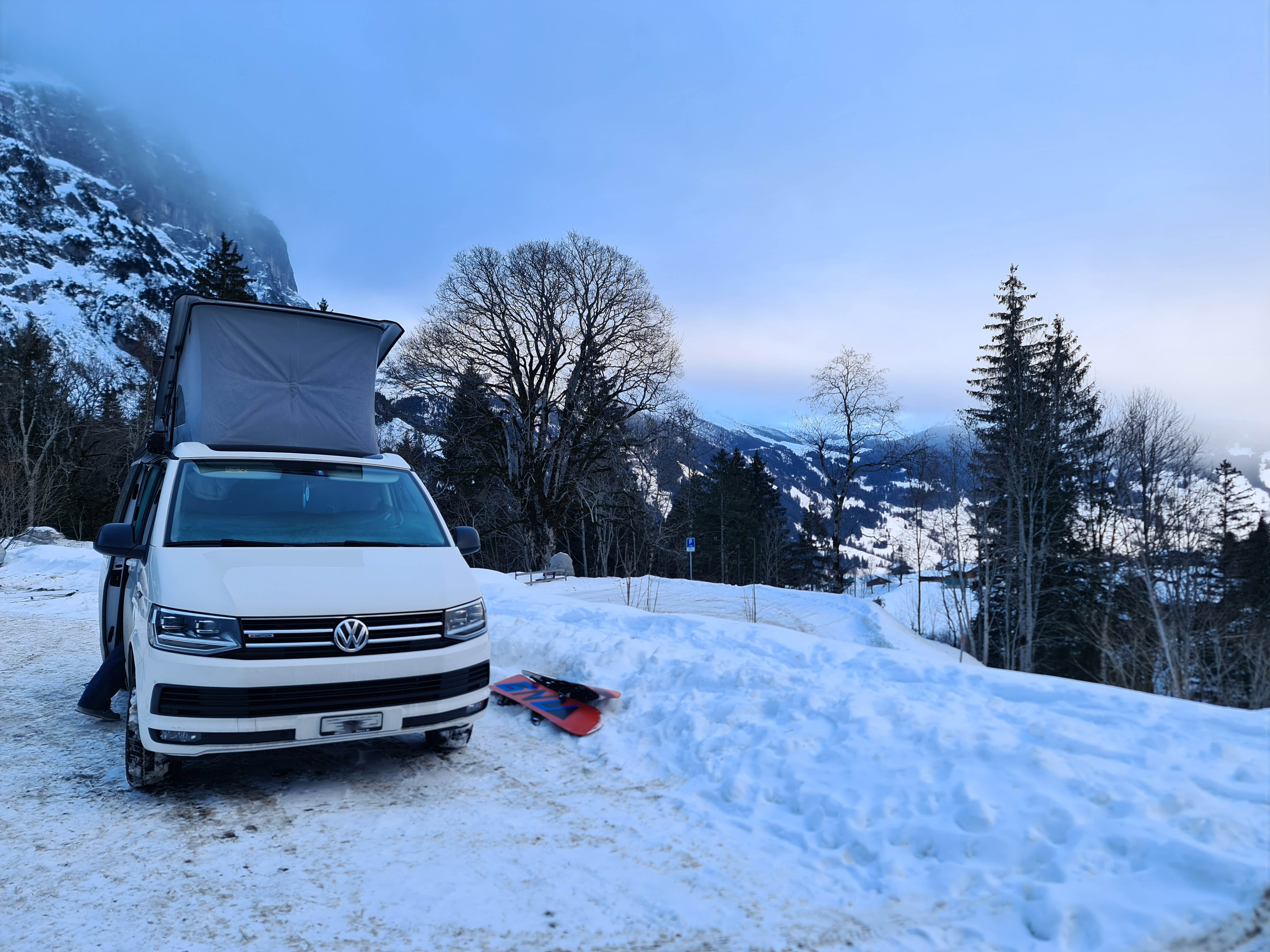 Parkn’Sleep-Stellplatz beim Hotel Wetterhorn in Grindelwald im Winter