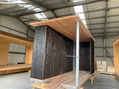 Module bois CLT construit hors-site en bois brulé autonome en énergie.