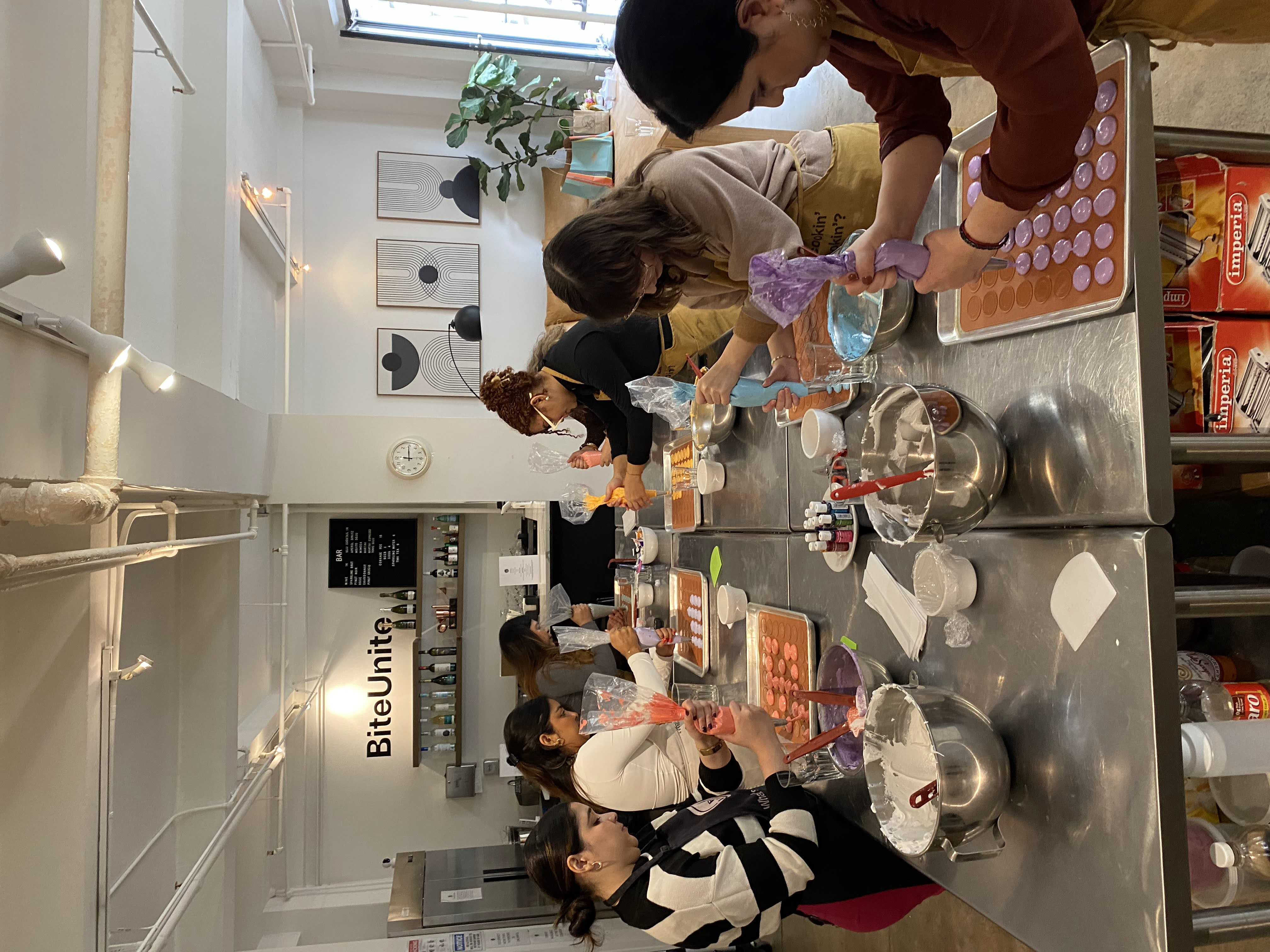 5个理由：团体烹饪是香港终极团队建设活动 (5 Reasons Group Cooking is the Ultimate Team-Building Activity in Hong Kong)