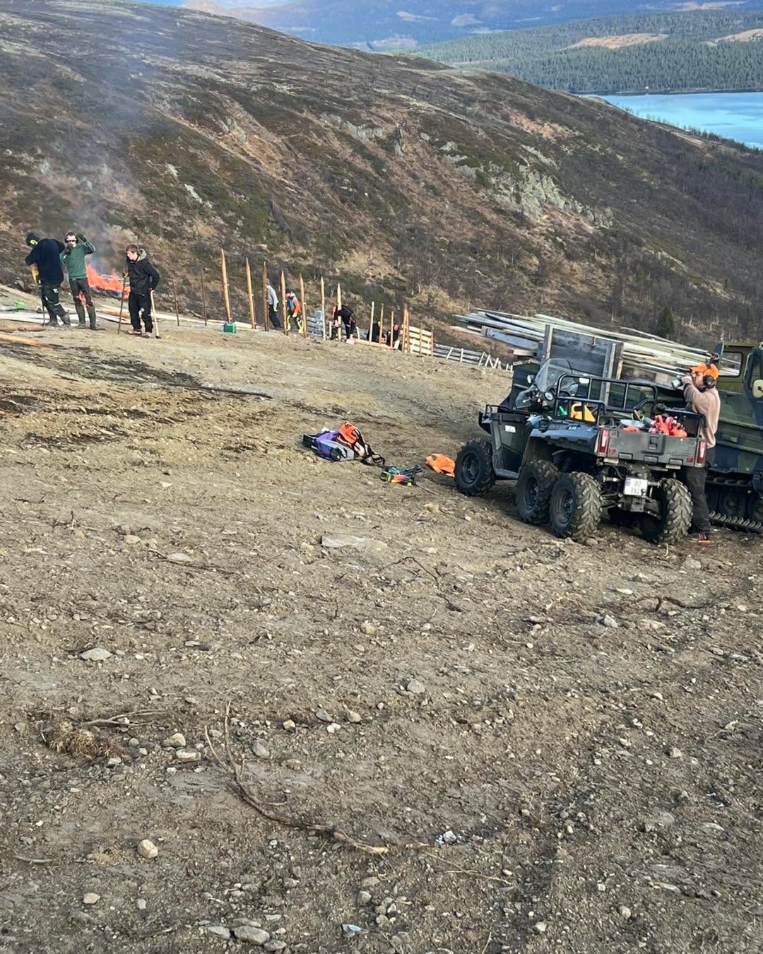 As most of you have probably noticed by now, we are busy with preparations and looking forward to this year's season. Here is a picture from one of the volunteering events that has taken place, with great assistance from Høkkers👍