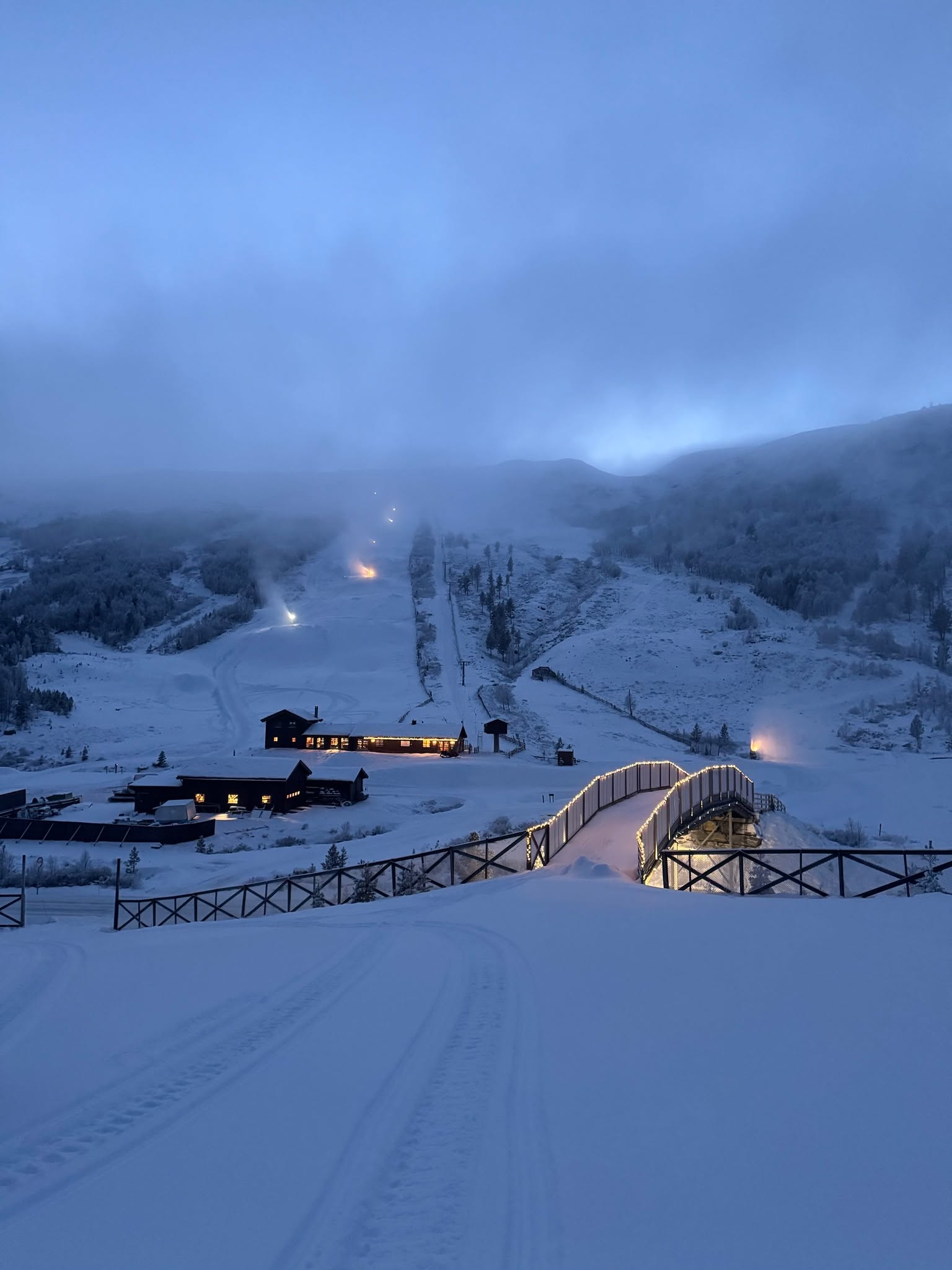 Jetzt sieht es richtig gut aus! V peilt eine Eröffnung um den 20. Dezember an. Nicht vergessen: Saisonkartenverkauf! https://lemonsjoen.skiperformance.com