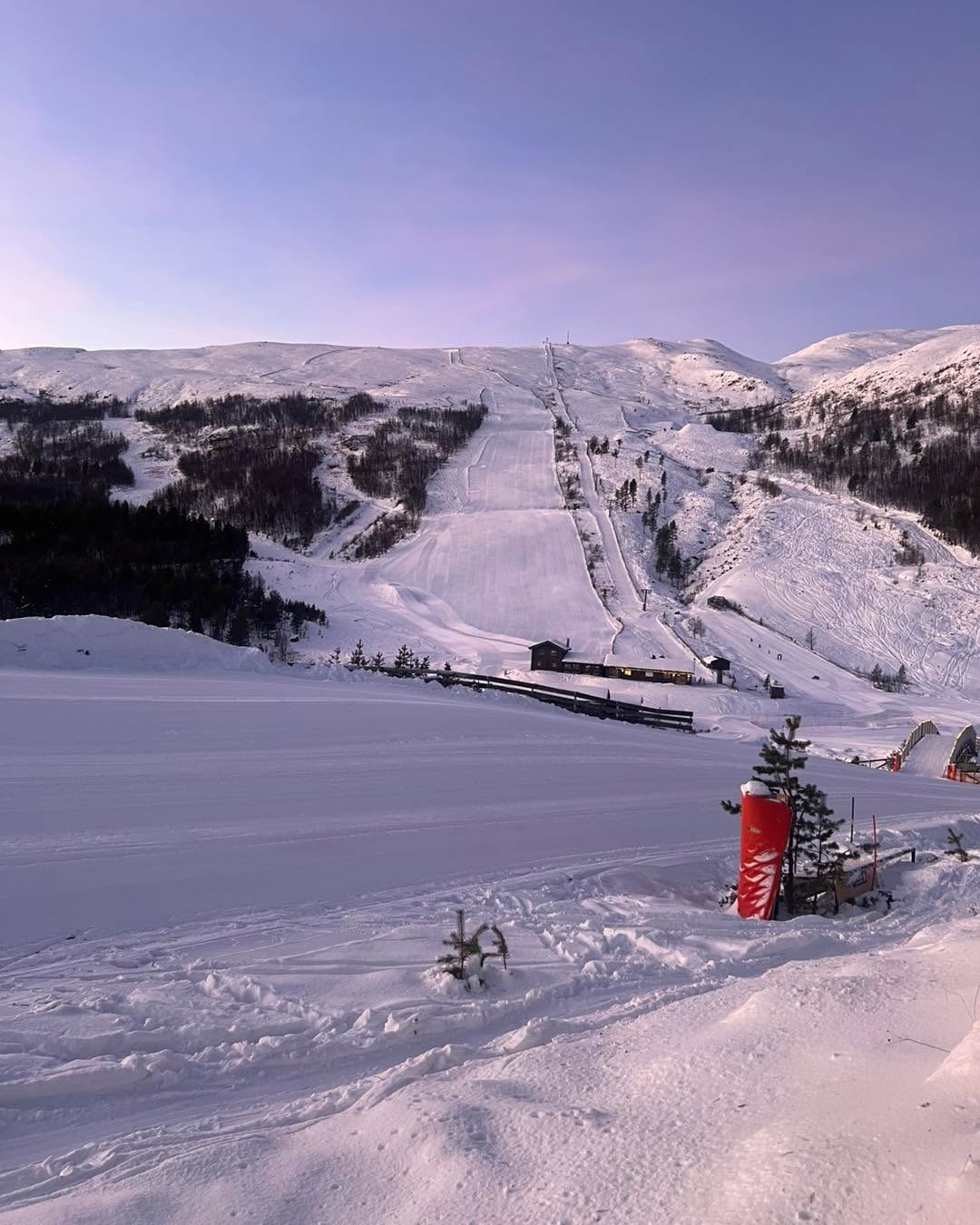 Perfekt dag -4 , vindstille og fine forhold.  Hovedbakken åpen til mast 8, men i løpet av morgendagen regner vi med hele er åpen.
