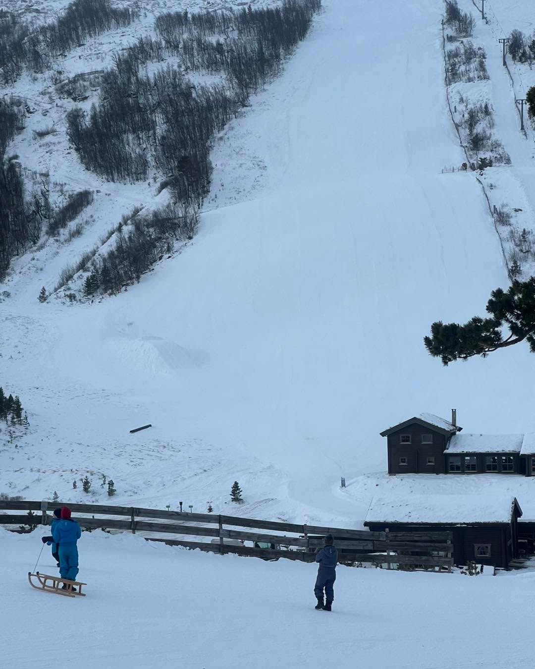 For å få et tilbud å komme seg ut starter vi skålheis i bunnen. Den kommer til å stå å gå fra kl 12.00.
Trenger ikke kort der i dag….

I morgen ser det bra ut, da åpner vi til topps😀