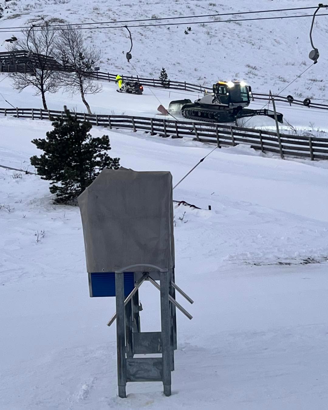 Da er vi snart ferdige med prepping av bakker etter siste dagers vind påvirkning, vi  regner det er klart og åpner hoved heisen
til topps kl 11. de andre heisene går fra kl .10.00. Velkommen