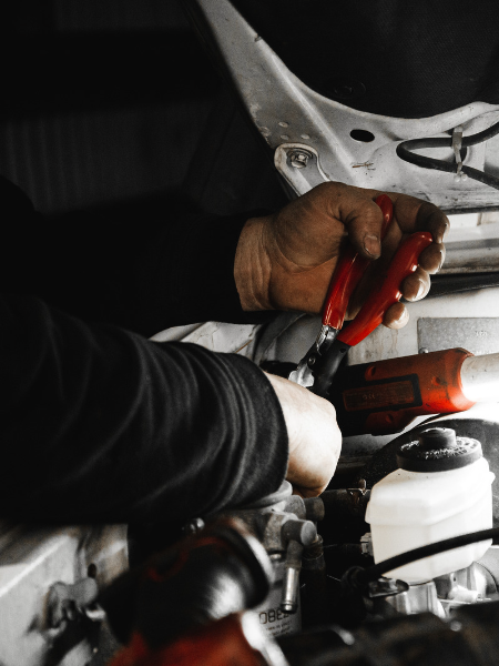 Blye Philip head mechanic for BKP Mechanics of Tweed Heads Area inspecting vehicle