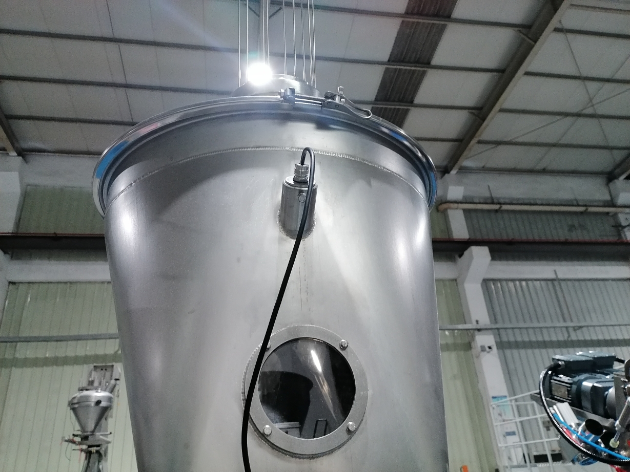 Rückseite des 120 Liter Silos, mit Sichtfenster und Füllstandsensor