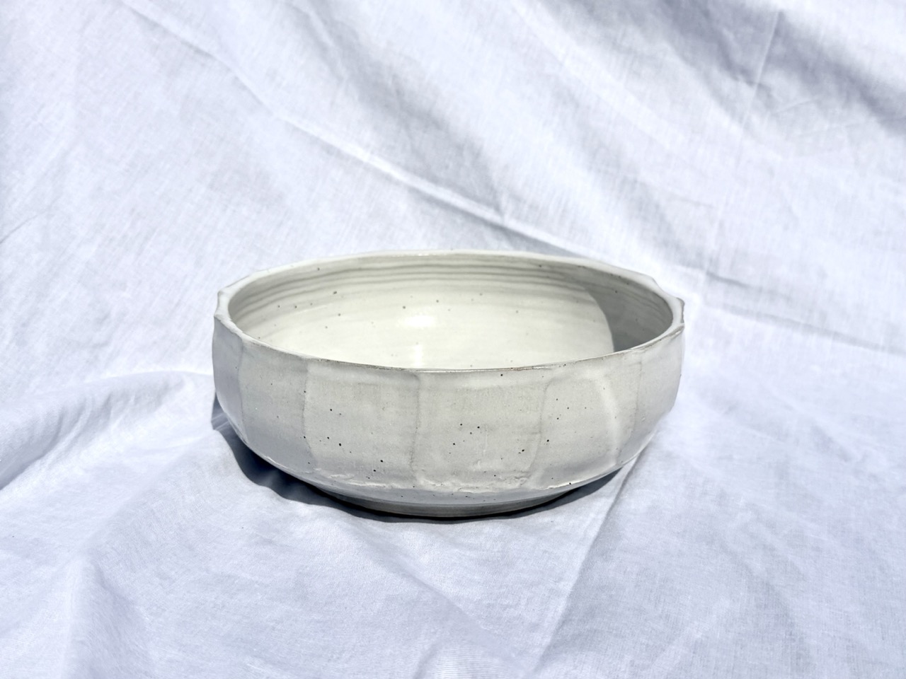 Faceted serving bowl