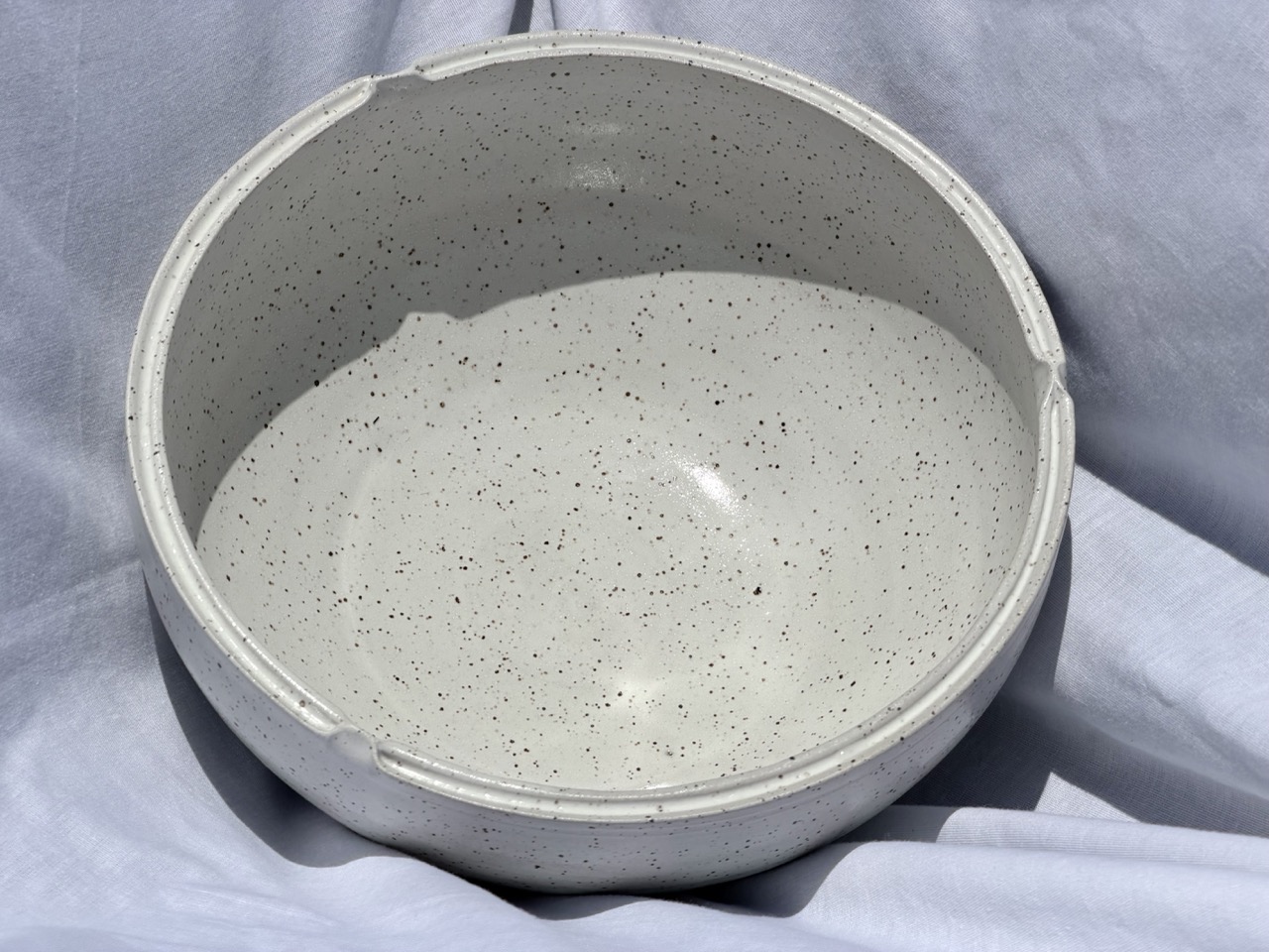Pinched, split rim bowl
