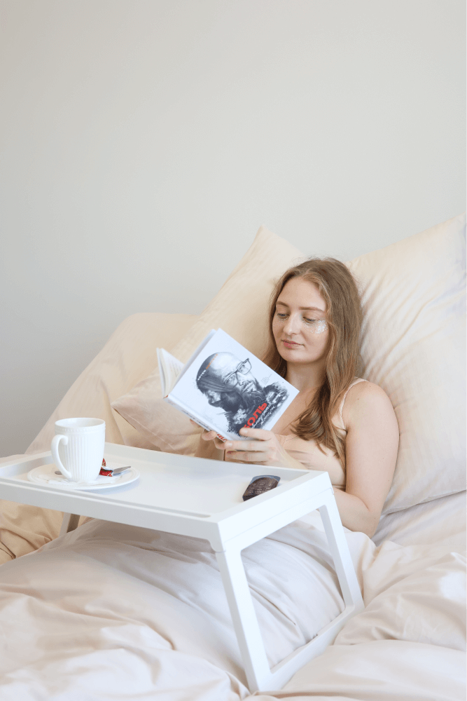 Девушка в апартаментах для восстановления после операции