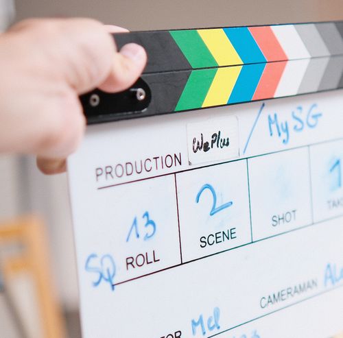 Clap de tournage utilisé par WePlus lors de la réalisation d’une communication vidéo d’entreprise à Bourges