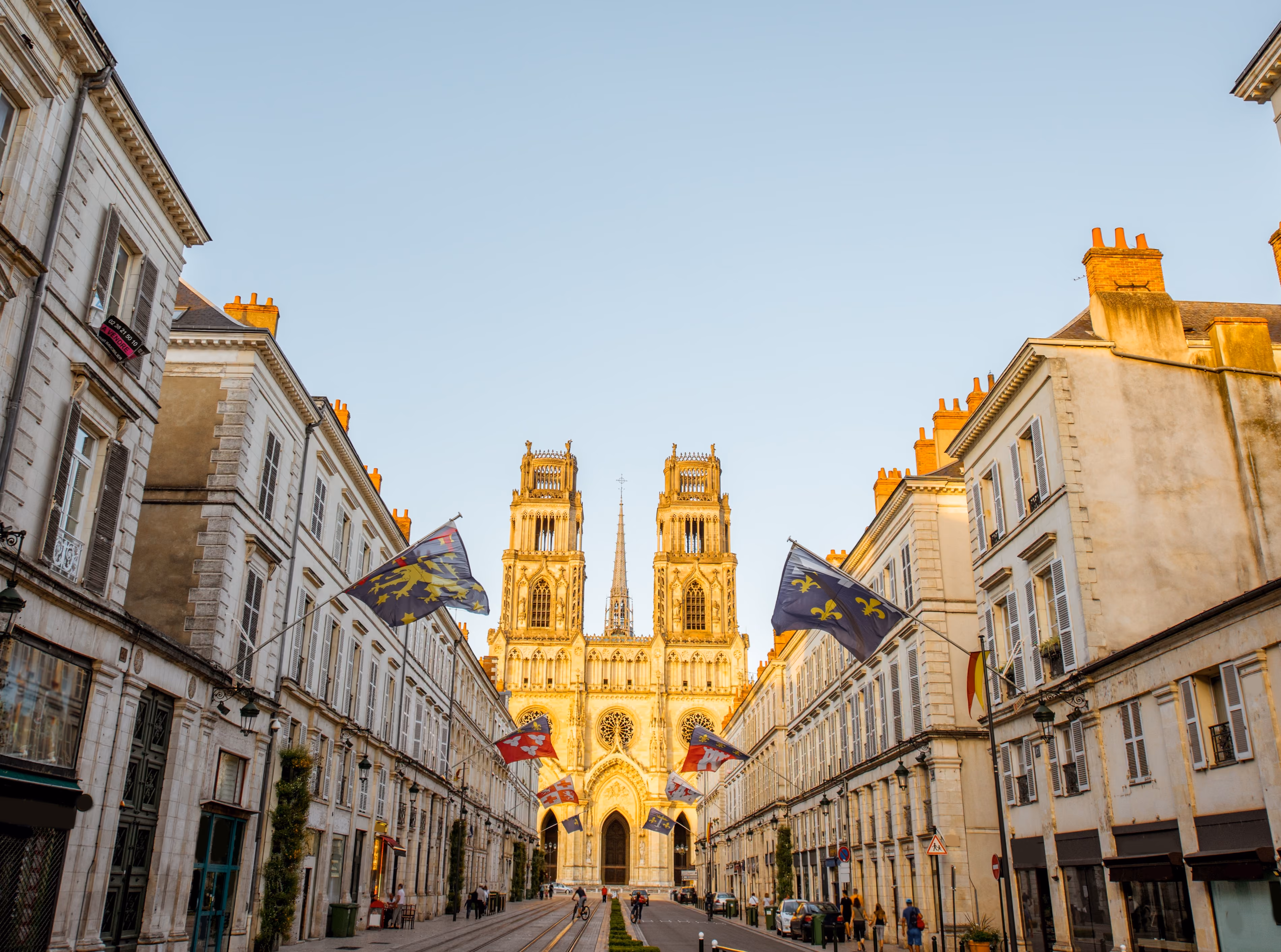 Vue sur la cathédrale Sainte-Croix d’Orléans au coucher du soleil