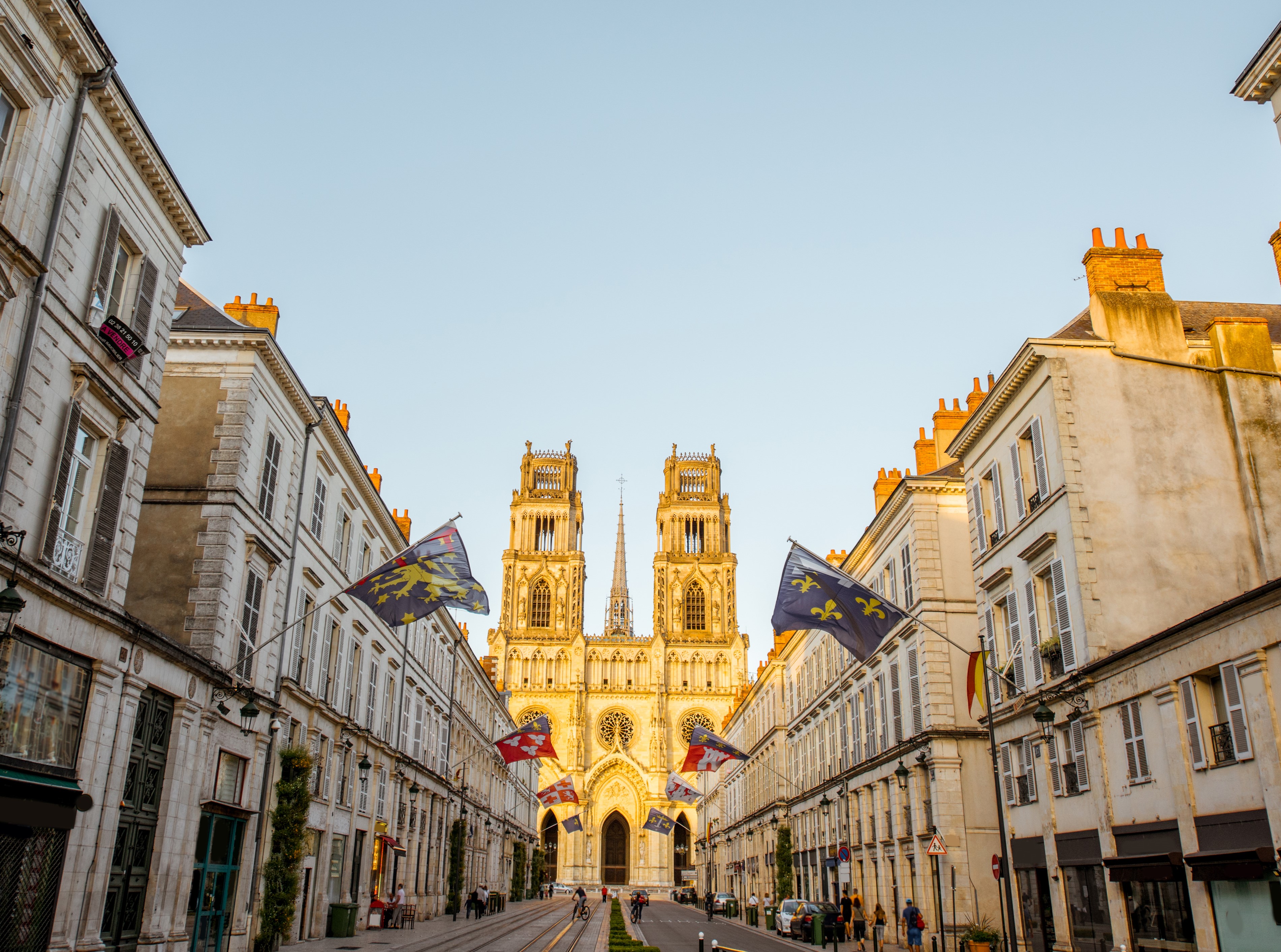 Vue sur la cathédrale Sainte-Croix d’Orléans au coucher du soleil