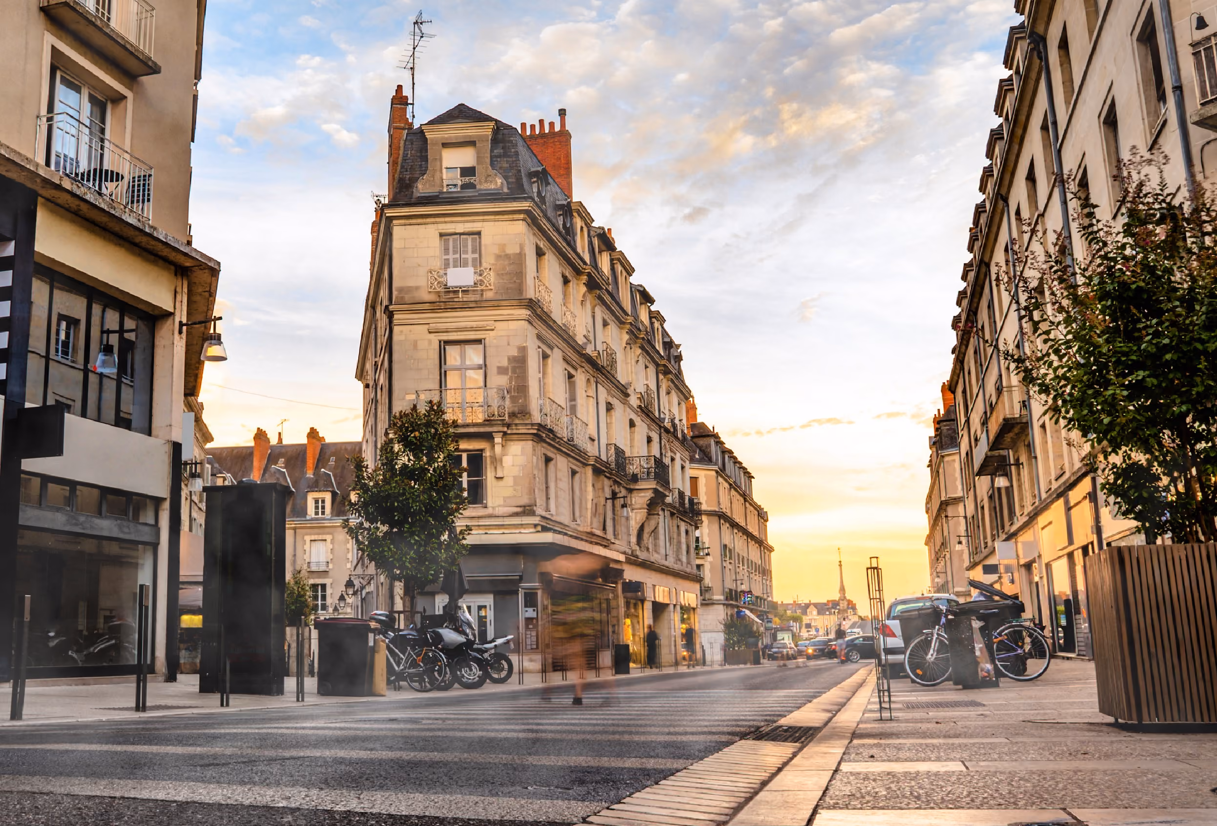 Rue du centre-ville de Blois au coucher du soleil