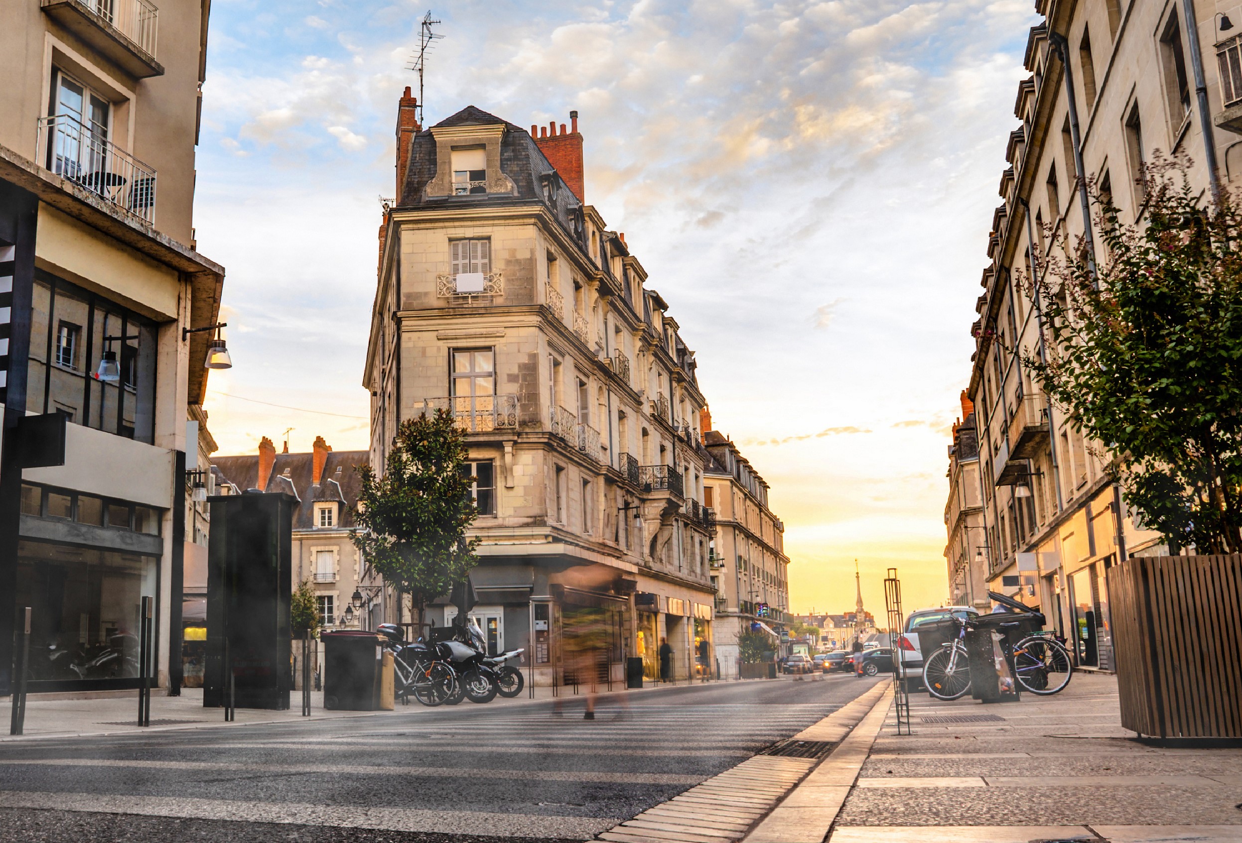 Rue du centre-ville de Blois au coucher du soleil