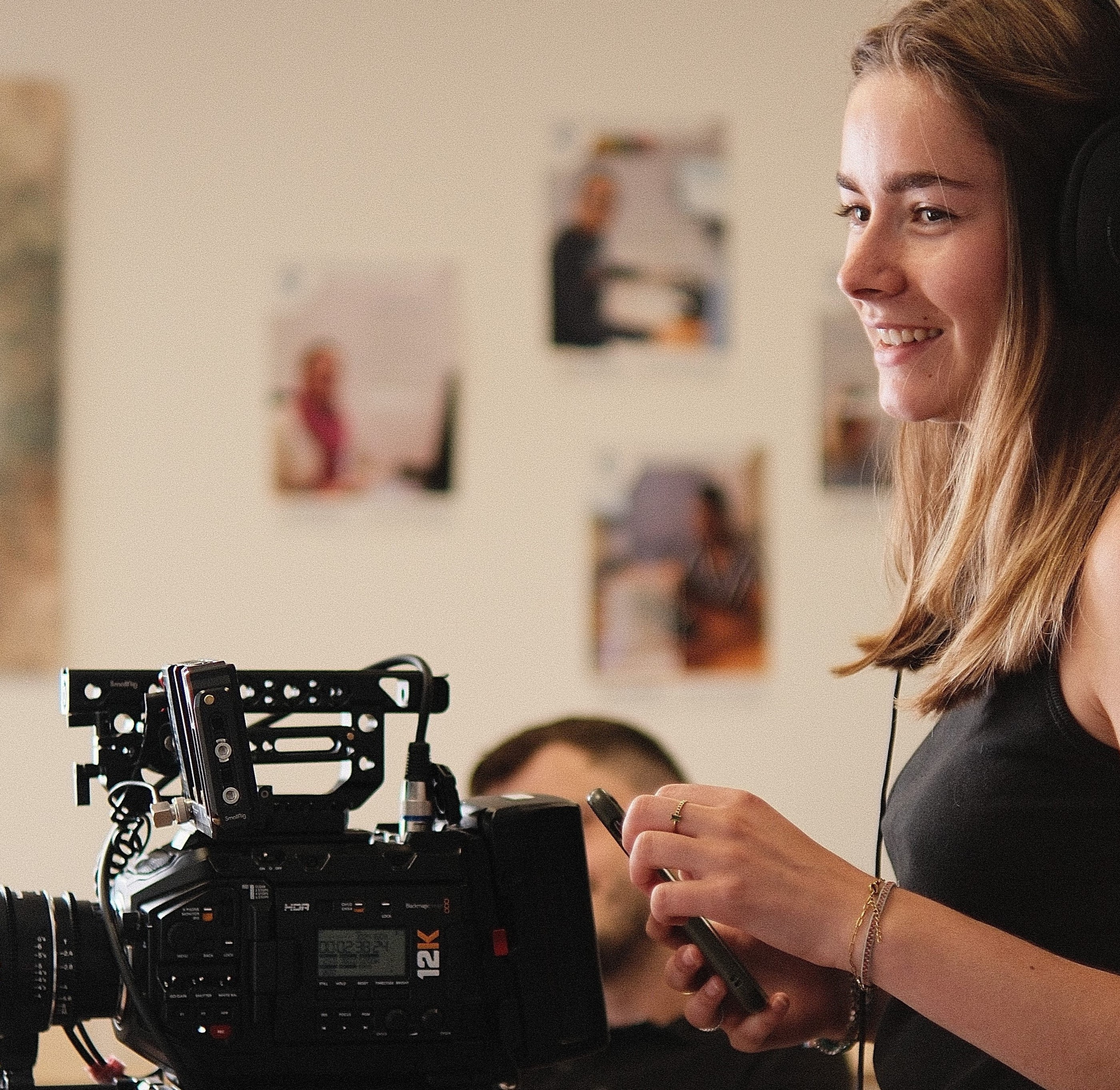 Membre d’une agence de communication en plein tournage vidéo avec caméra professionnelle