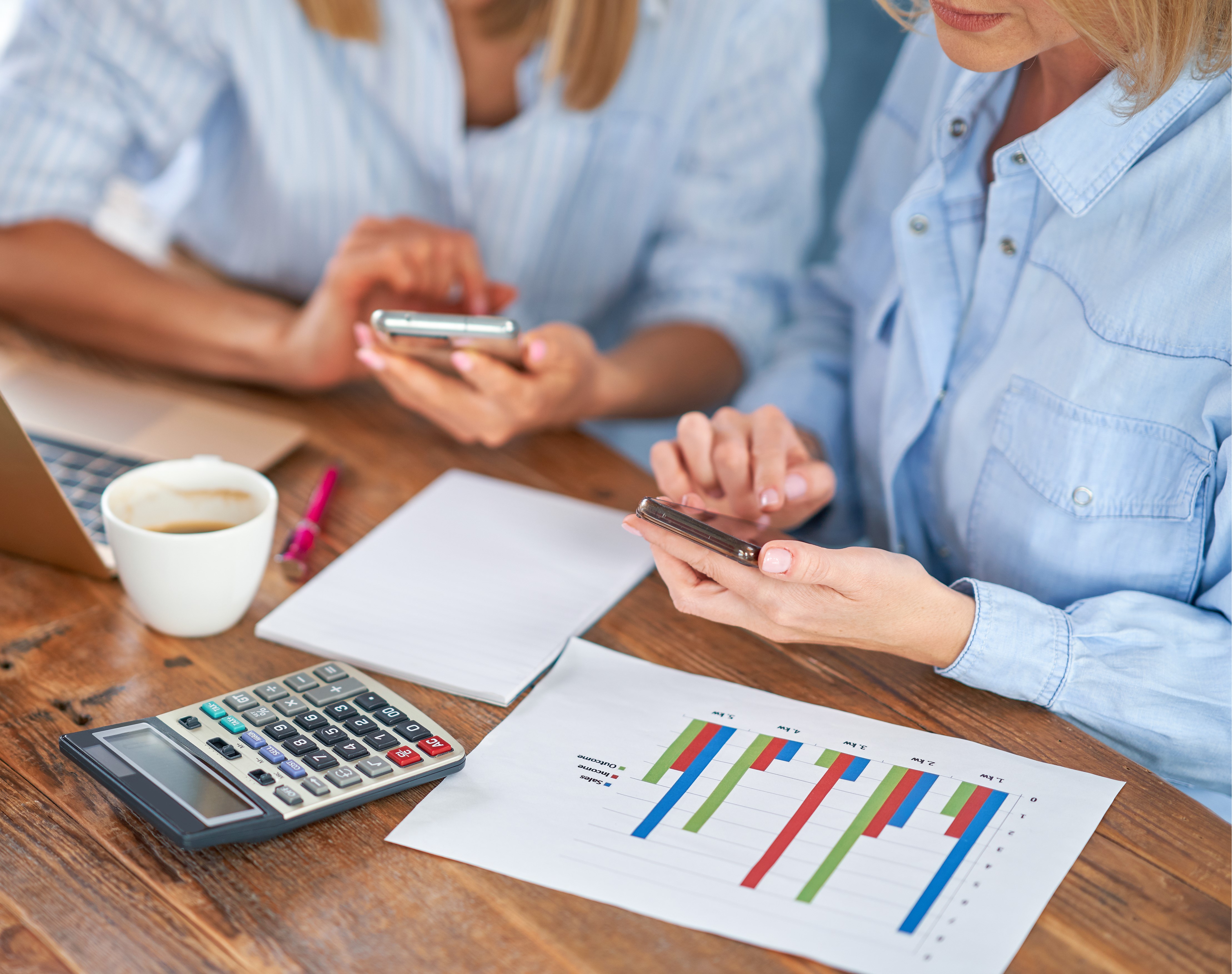 Réunion de travail sur les tarifs d'une production audiovisuelle avec graphiques et calculatrice