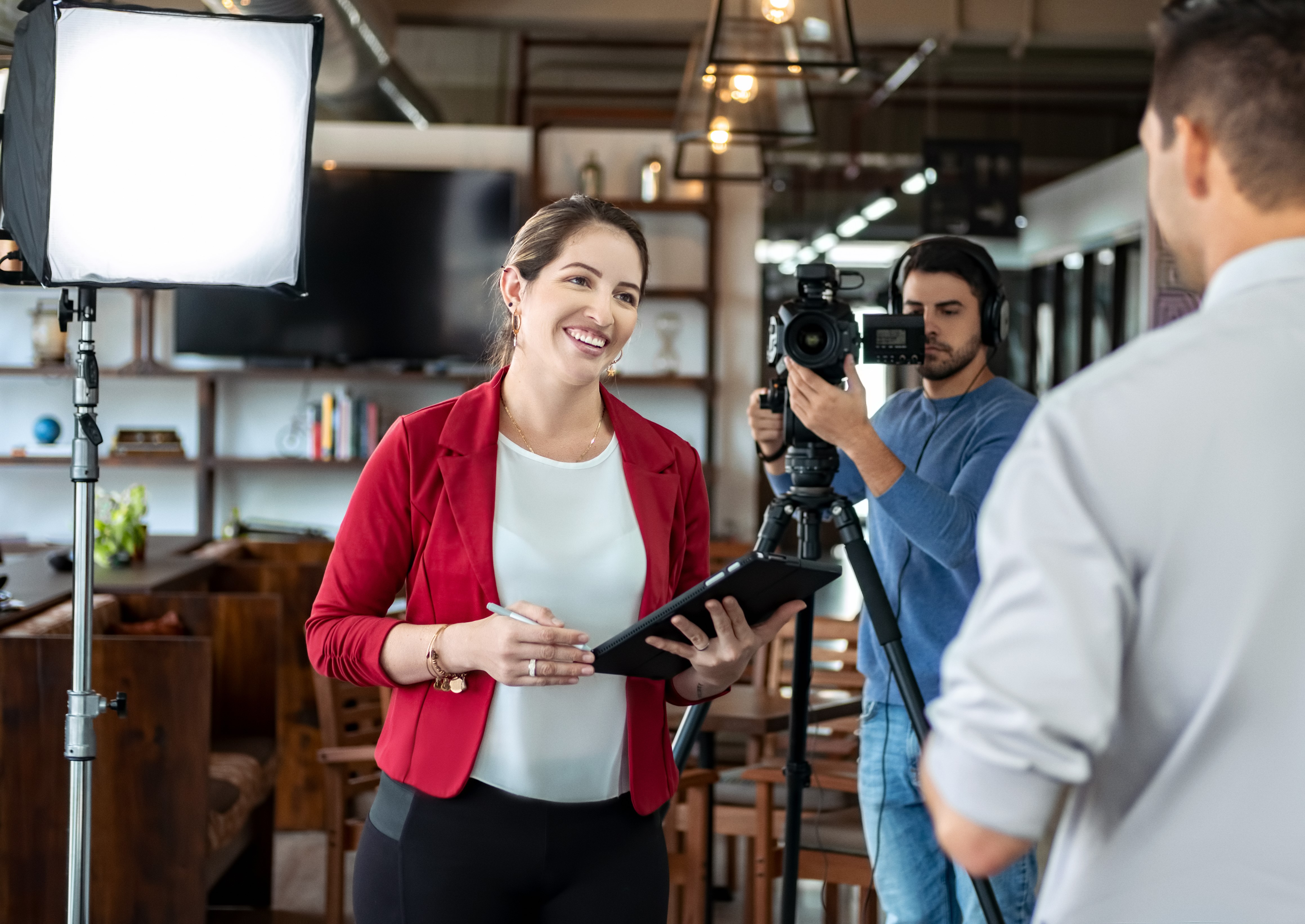 Tournage d’une vidéo d’entreprise avec une équipe professionnelle en pleine interview