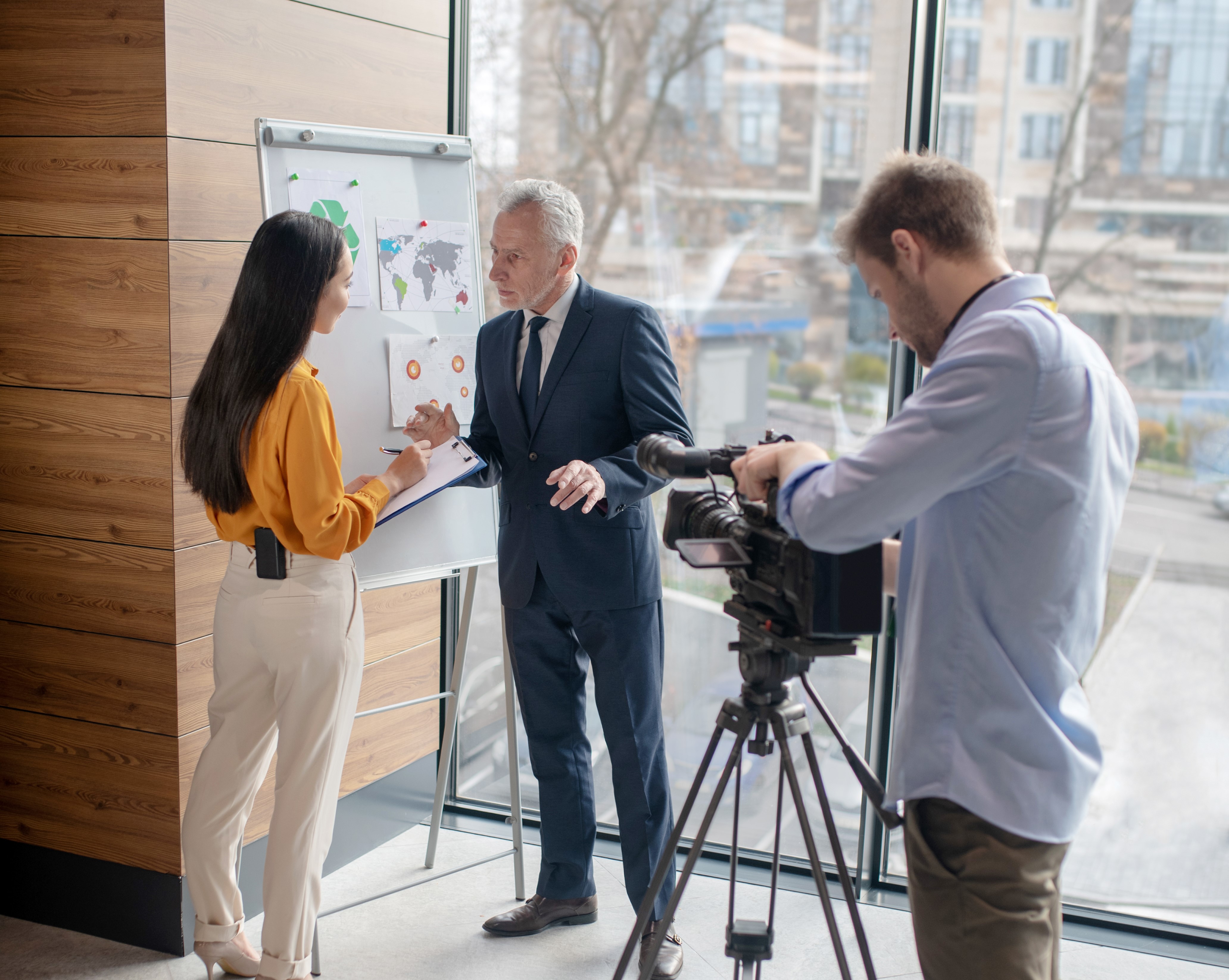Un caméraman filme la stratégie d'un budget de communication