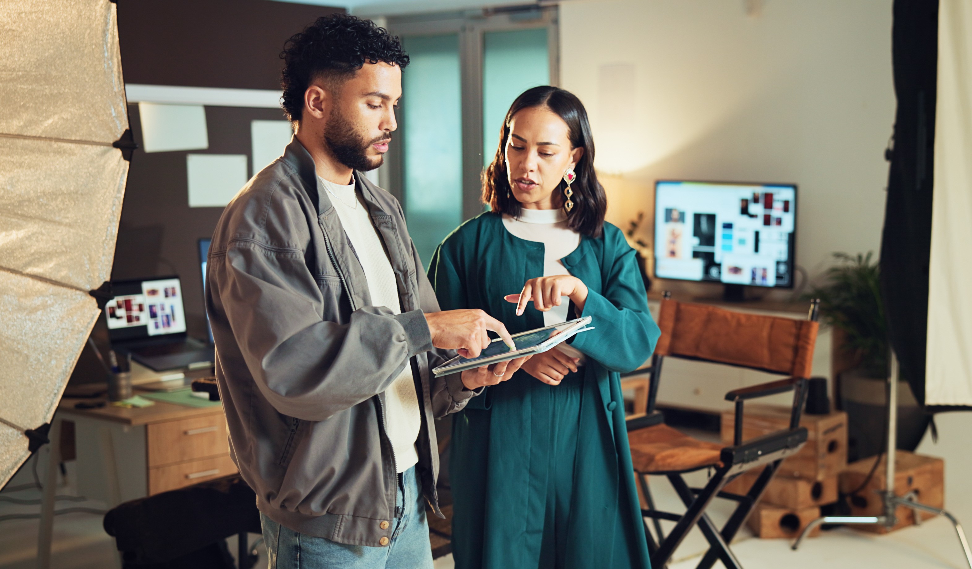 Une personne explique les objectifs de communication dans un studio de tournage