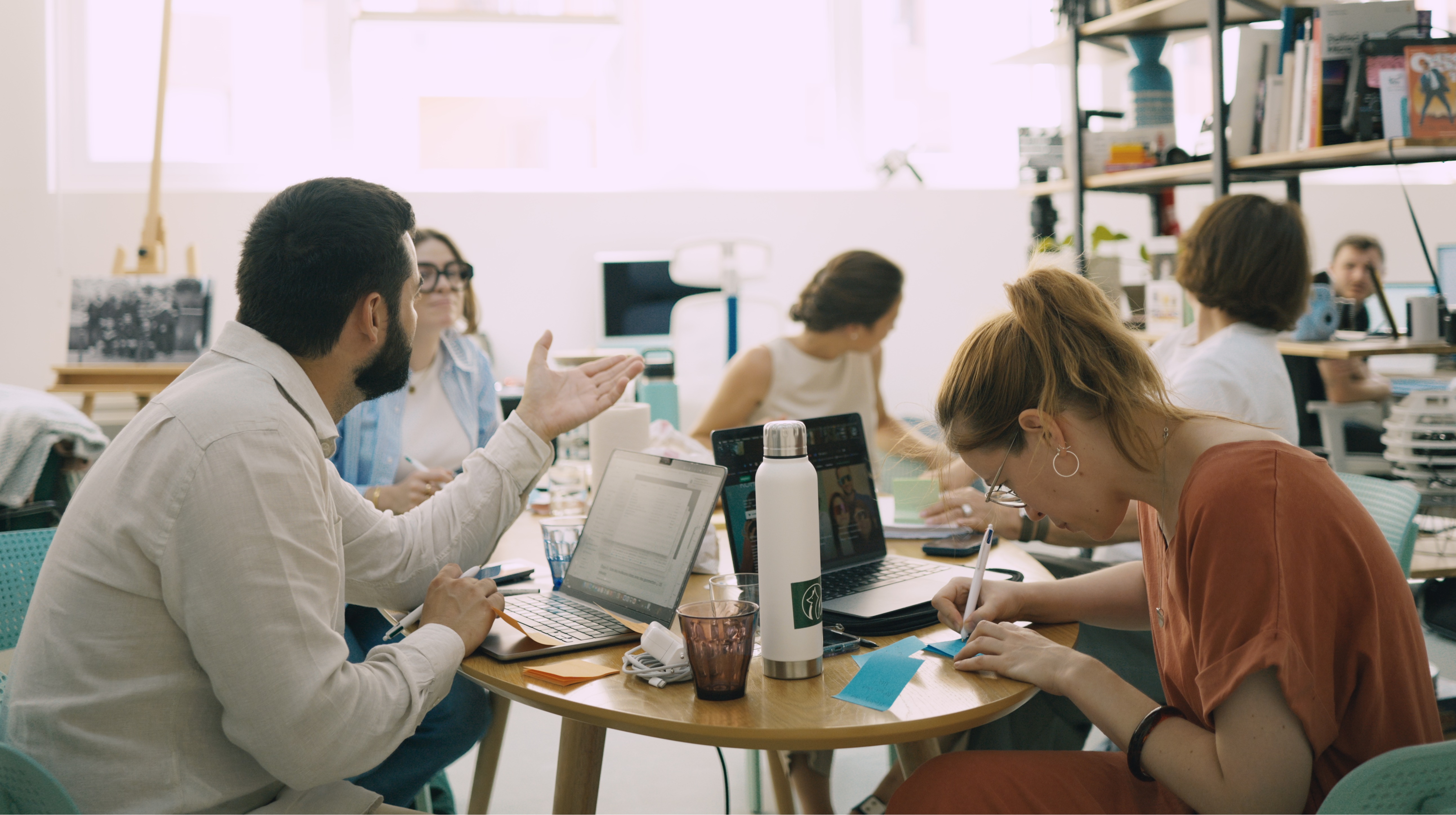 Deux personnes discutent durant un atelier de co-design