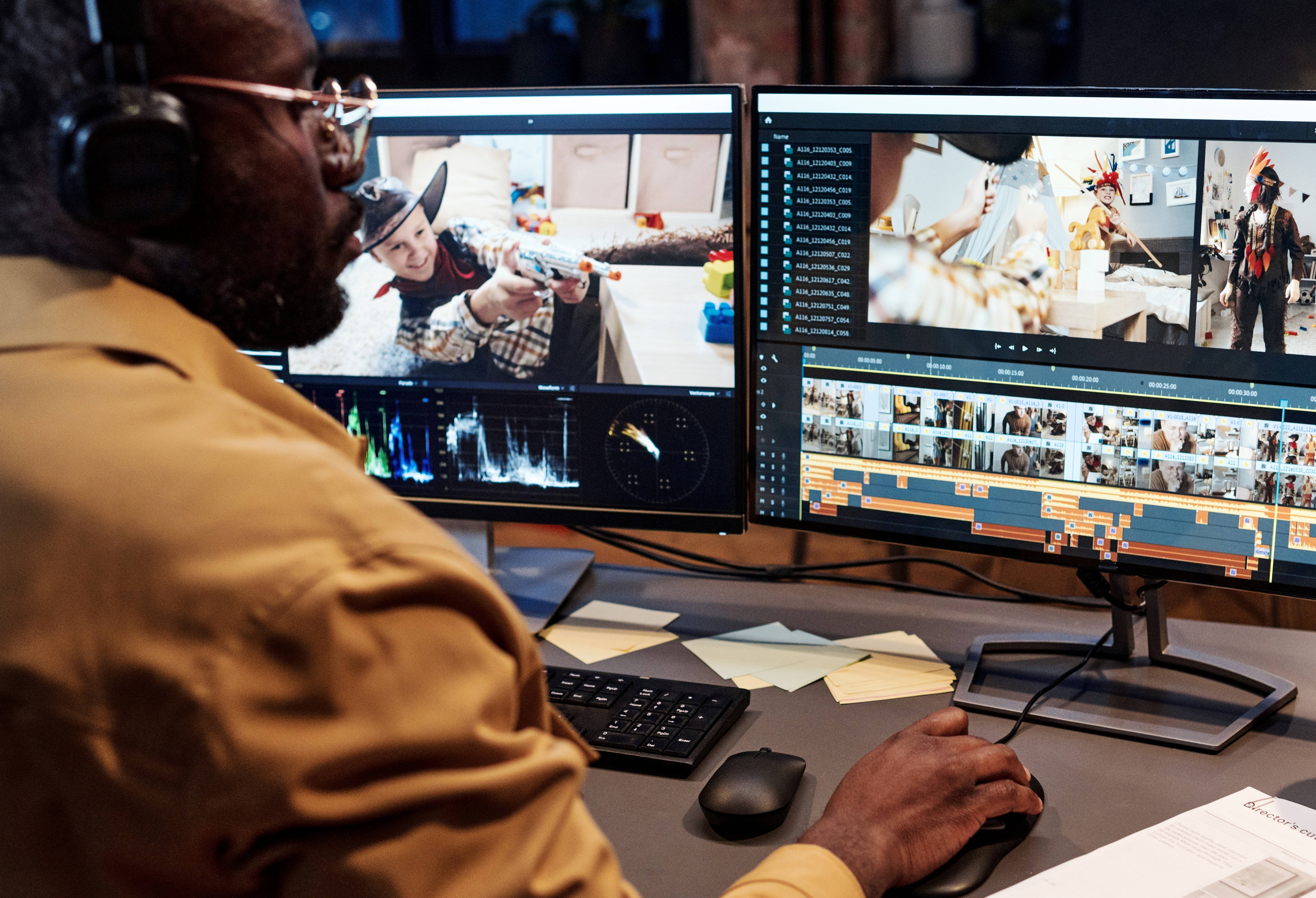 Un homme créé le montage d'un projet audiovisuel pour optimiser sa diffusion